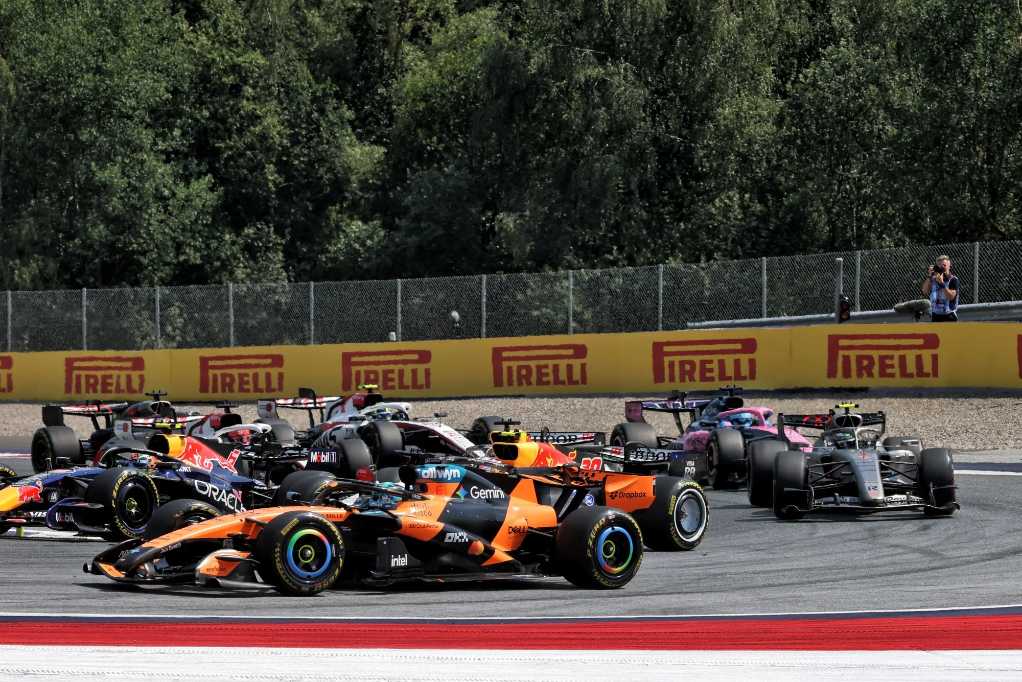 Oscar Piastri (AUS) McLaren F1 Team MCL40 at the start of the race.