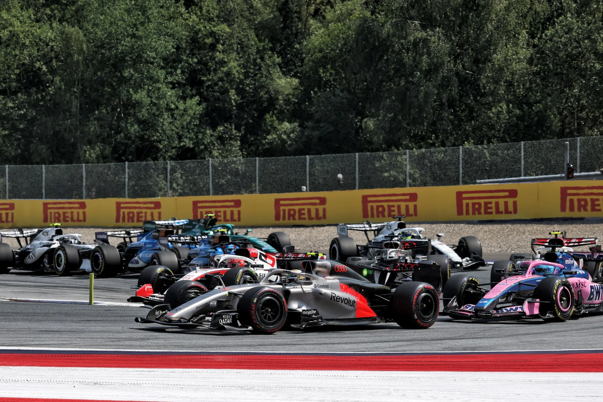 Gabriel Bortoleto (BRA) Audi F1 Team R26 at the start of the race.