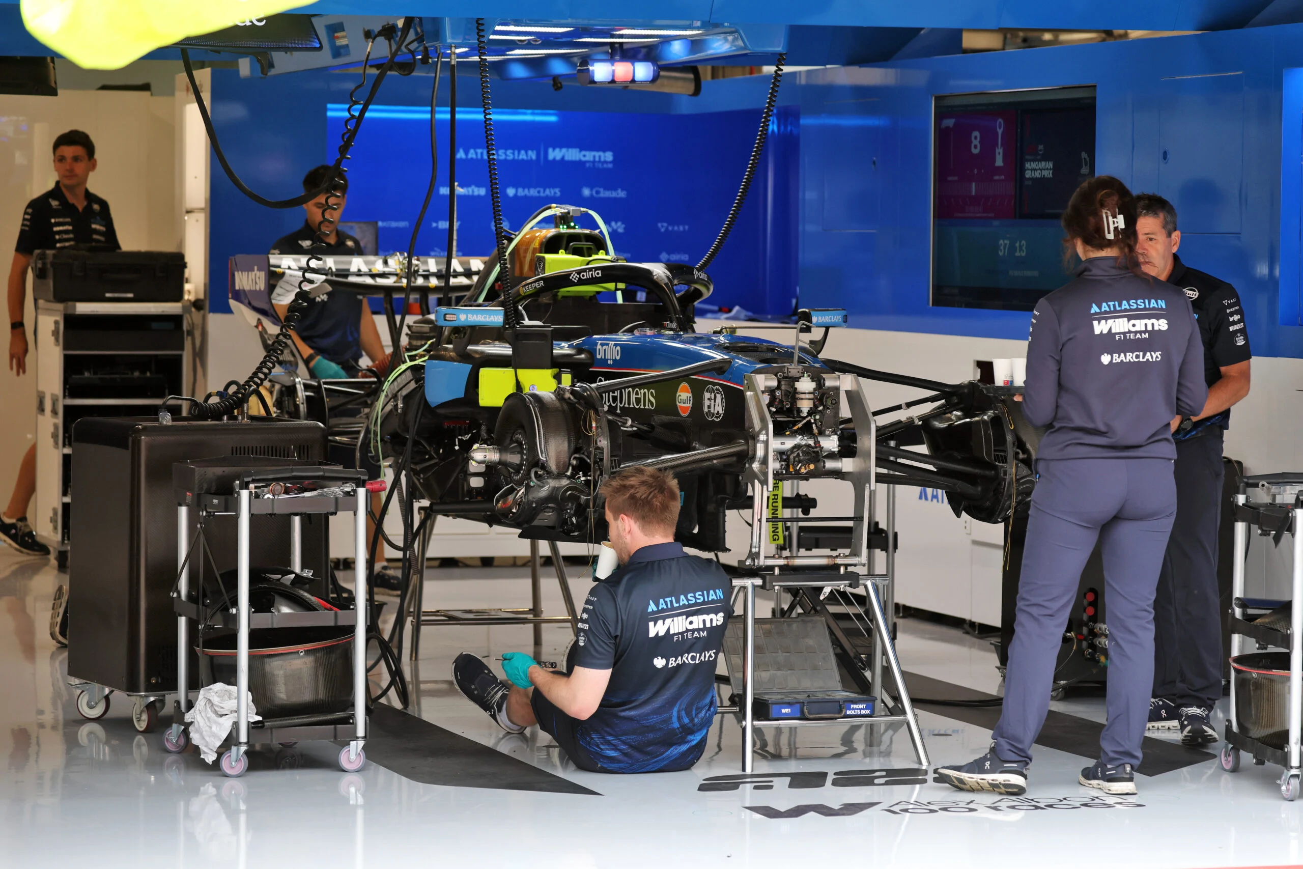 F1: Veja as fotos da quinta-feira do GP da Hungria 2026 Williams F1 Team FW48 being prepared by mechanics in the pit garage.
