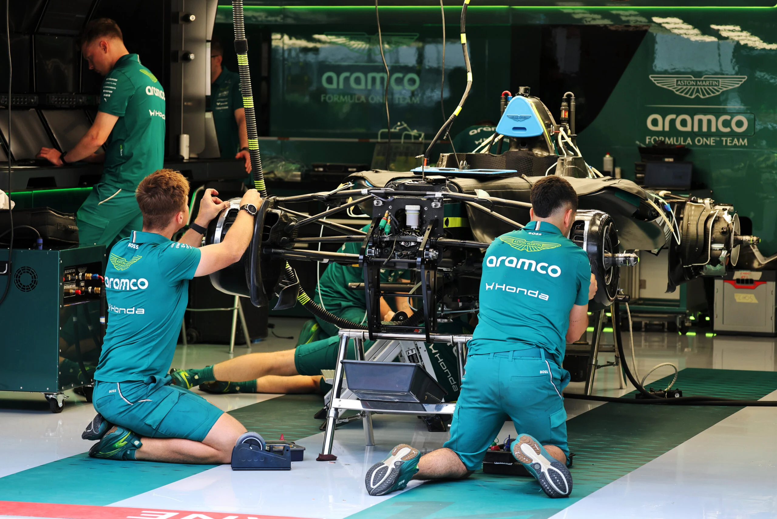 F1: Veja as fotos da quinta-feira do GP da Hungria 2026 Aston Martin F1 Team being prepared by mechanics in the pit garage.
