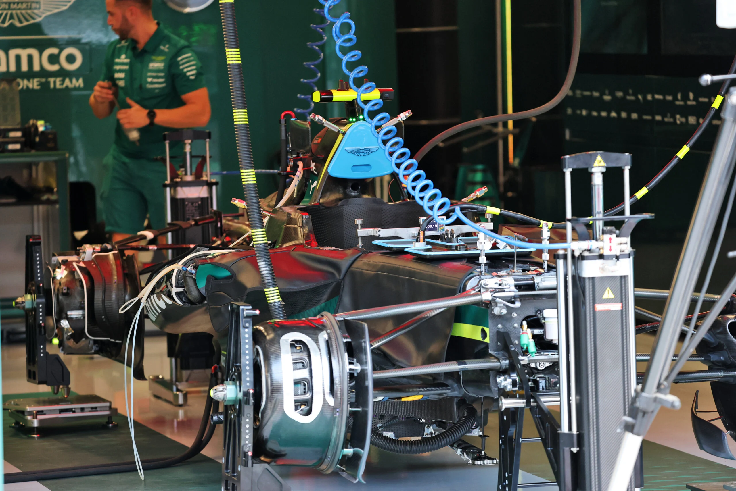 F1: Veja as fotos da quinta-feira do GP da Hungria 2026 Aston Martin F1 Team AMR26 being prepared by mechanics in the pit garage.