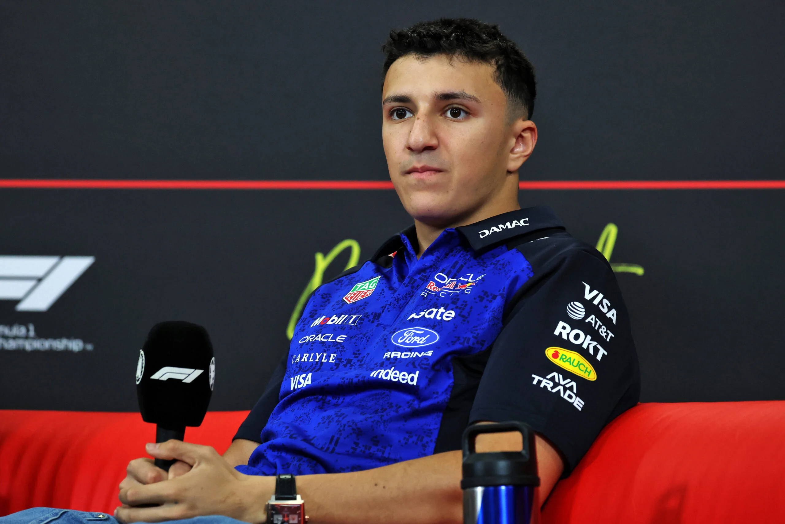 F1: Veja as fotos da quinta-feira do GP da Hungria 2026 Isack Hadjar (FRA) Red Bull Racing in the FIA Press Conference.