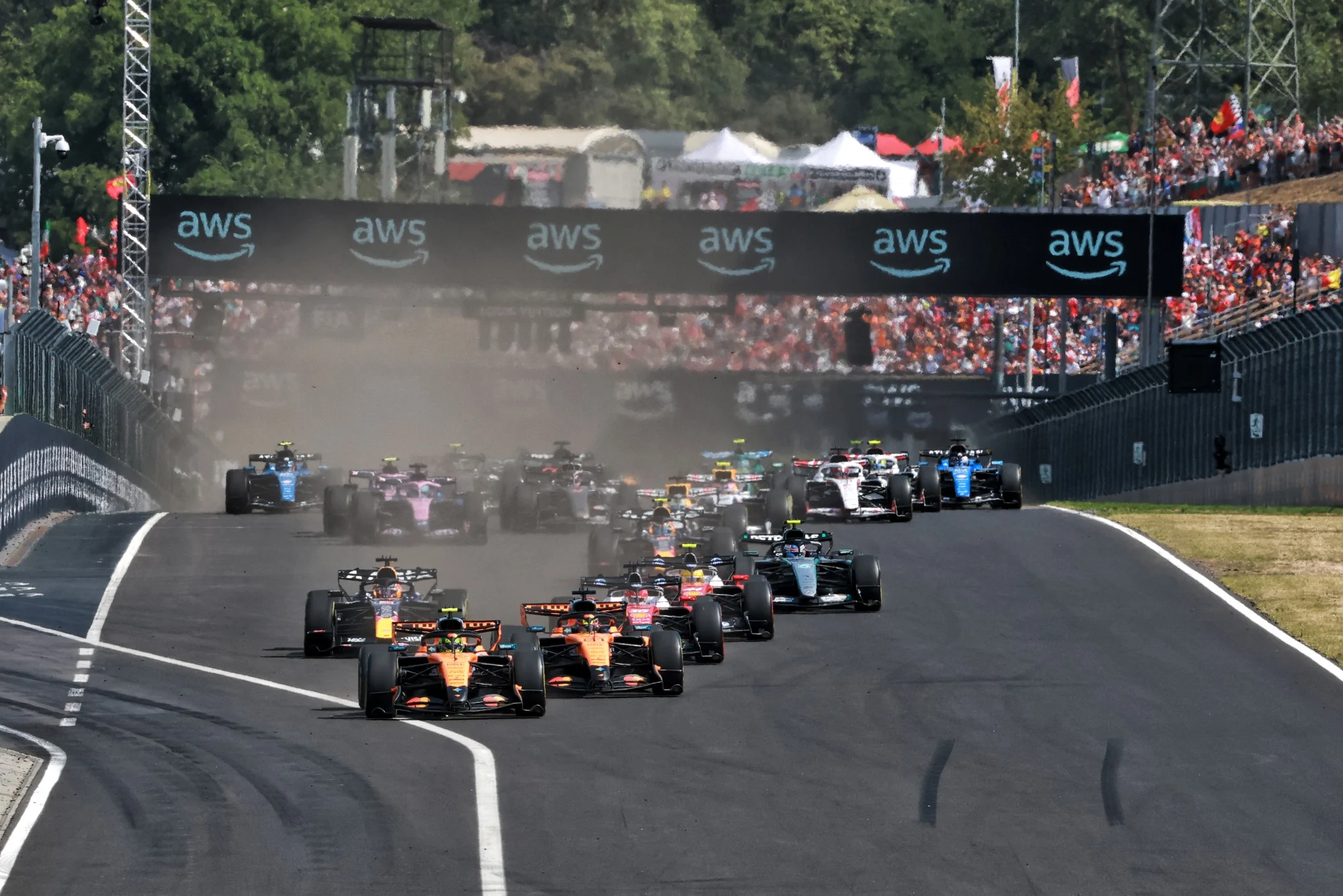 F1: Domenicali revela dois cenários para próximo ciclo de regulamentos da categoria Lando Norris (GBR) McLaren F1 Team MCL40 leads Oscar Piastri (AUS) McLaren F1 Team MCL40 at the start of the race.