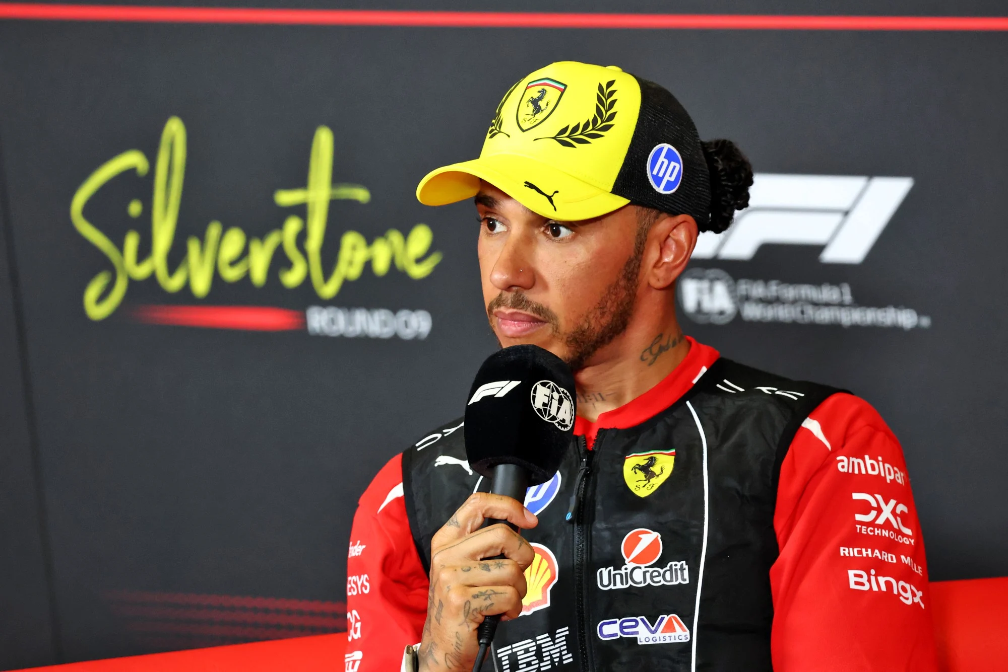 F1: Hamilton diz que desenvolvimento da Ferrari ainda é lento Lewis Hamilton (GBR) Scuderia Ferrari in the post Sprint FIA Press Conference.