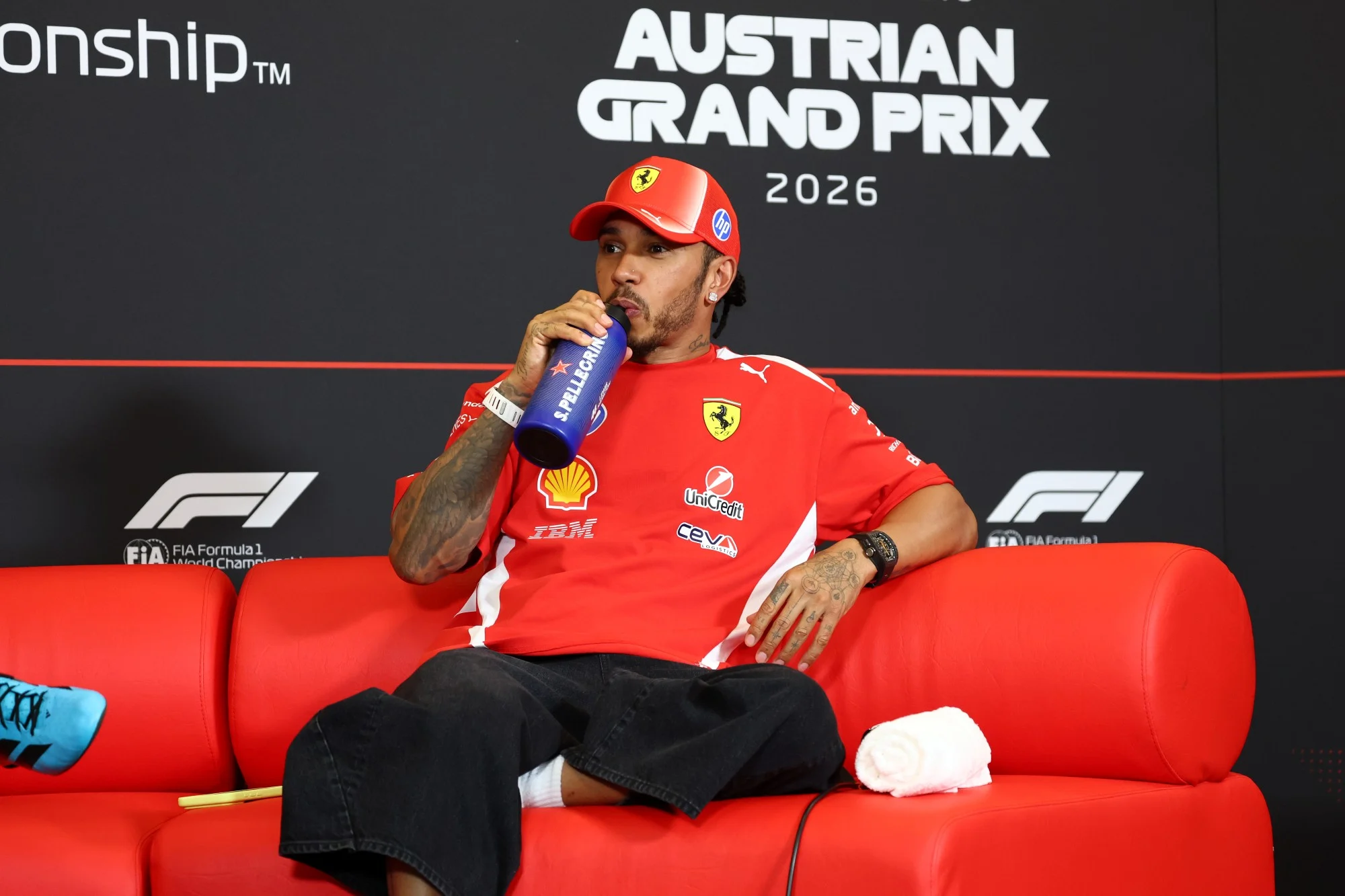 F1: Hamilton abre o jogo sobre fase da Ferrari antes do GP da Inglaterra Lewis Hamilton (GBR) Scuderia Ferrari in the post qualifying FIA Press Conference.