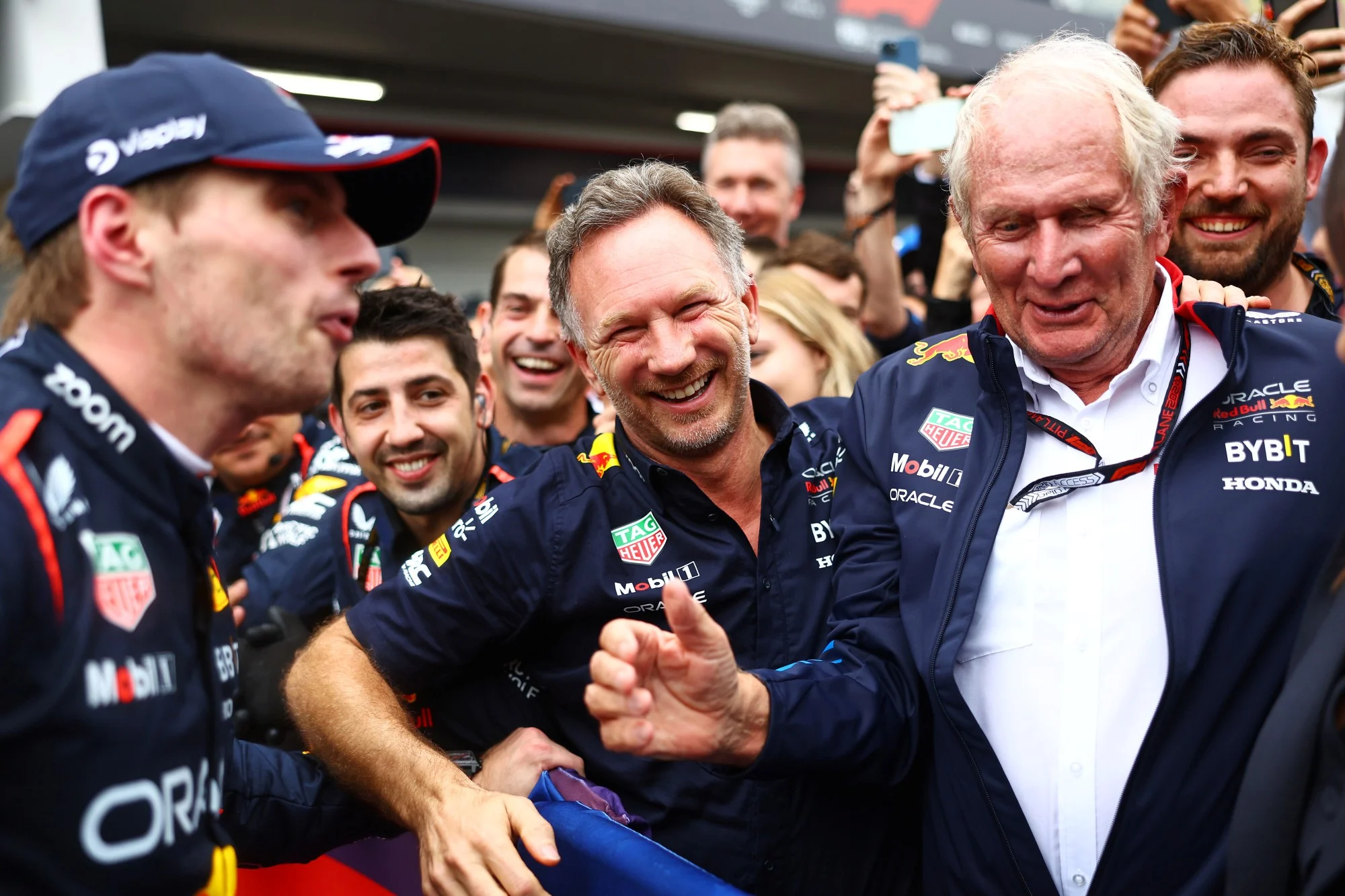 F1: Horner impõe condição para voltar à categoria SAO PAULO, BRAZIL - NOVEMBER 03: Oracle Red Bull Racing Team Principal Christian Horner and Oracle Red Bull Racing Team Consultant Dr Helmut Marko celebrate Max Verstappen of the Netherlands and Oracle Red Bull Racing's win in parc ferme during the F1 Grand Prix of Brazil at Autodromo Jose Carlos Pace on November 03, 2024 in Sao Paulo, Brazil. (Photo by Mark Thompson/Getty Images) // Getty Images / Red Bull Content Pool // SI202411030466 // Usage for editorial use only //