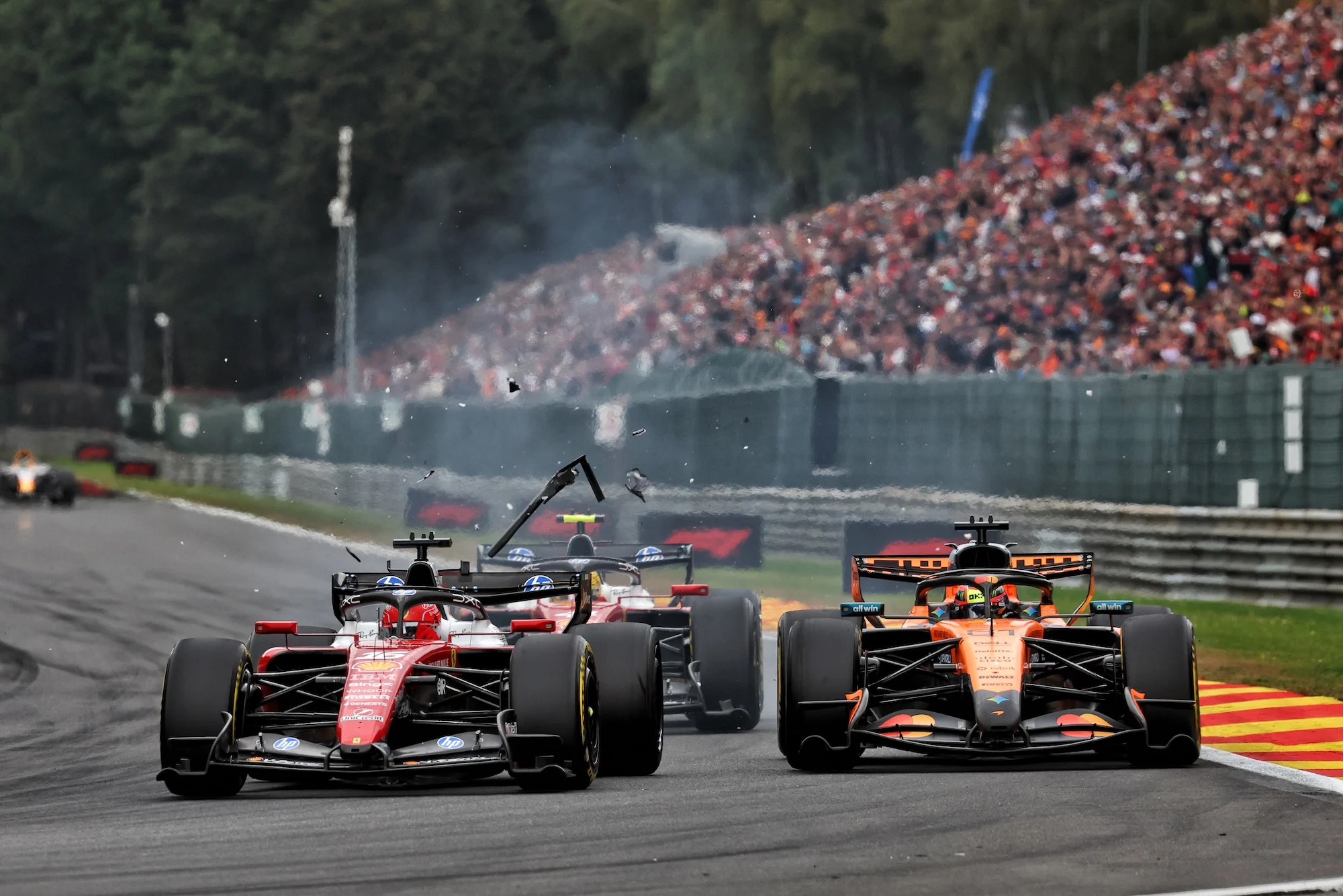 F1: Leclerc fala em sorte com SCV e diz: "Acreditei até o fim, mas não tinha velocidade" Charles Leclerc (MON) Scuderia Ferrari SF-26 and Oscar Piastri (AUS) McLaren F1 Team MCL40 make contact.