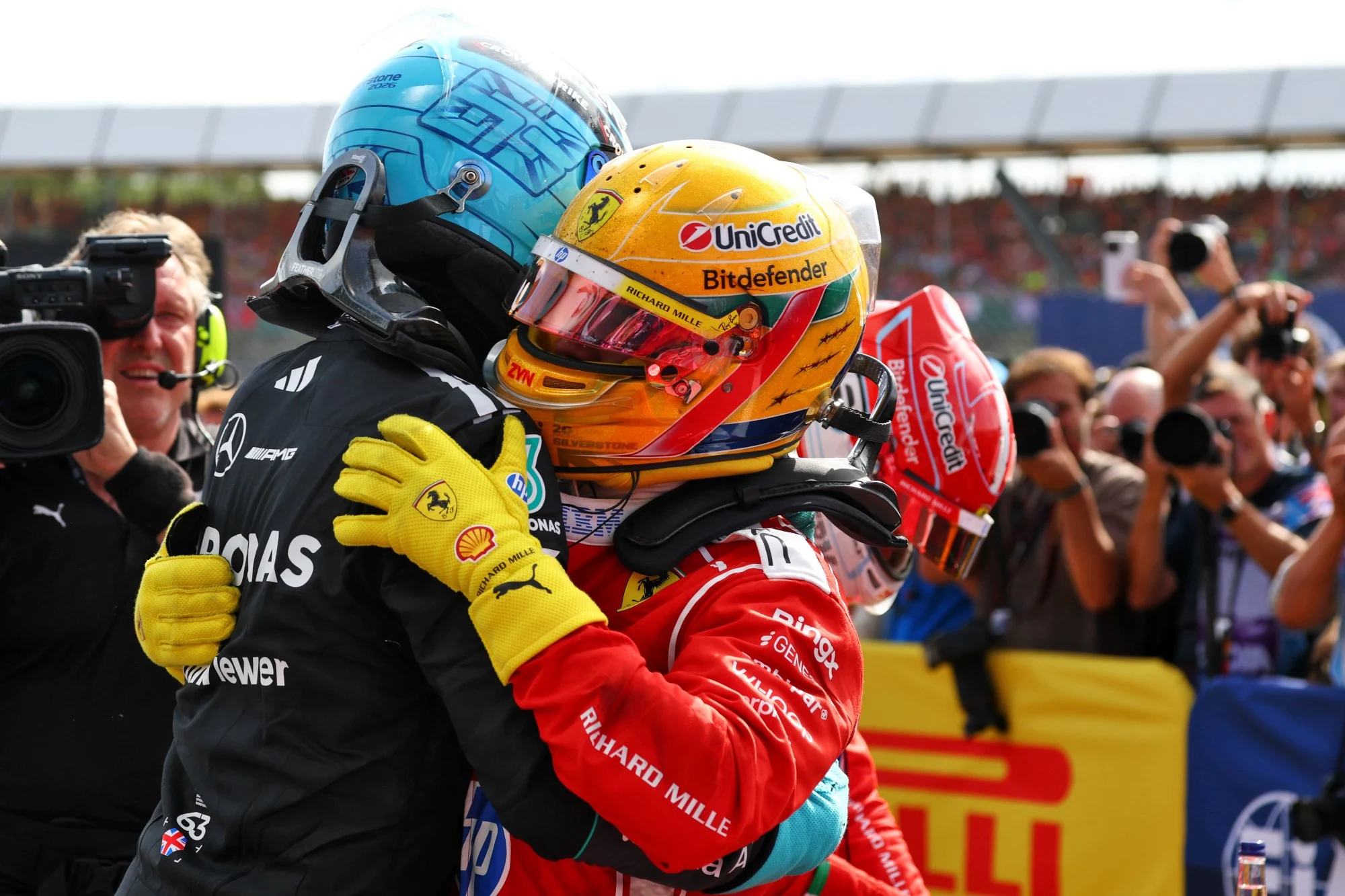 F1: Leclerc é eleito o Piloto do Dia após vitória em Silverstone (L to R): George Russell (GBR) Mercedes AMG Formula One Team with Lewis Hamilton (GBR) Scuderia Ferrari in parc ferme.