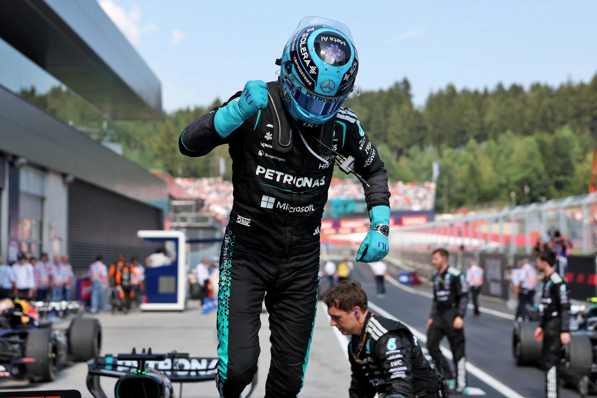 F1: Russell diz que equipes podem "pagar o preço" na busca pela Mercedes em 2026 Race winner George Russell (GBR) Mercedes AMG Formula One Team W17 celebrates in parc ferme.