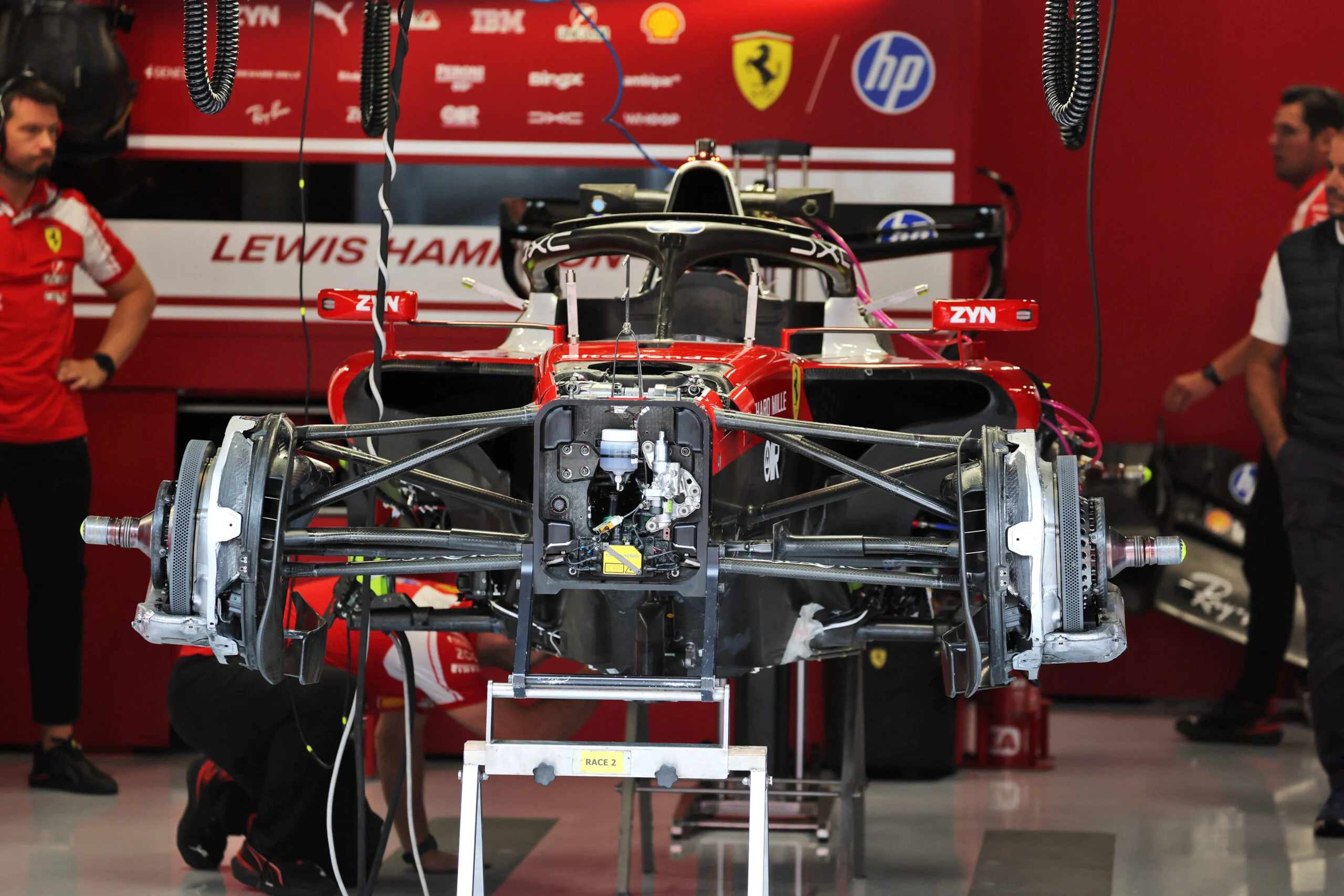 F1: Veja as fotos da quinta-feira do GP da Hungria 2026 Scuderia Ferrari SF-26 being prepared by mechanics in the pit garage.