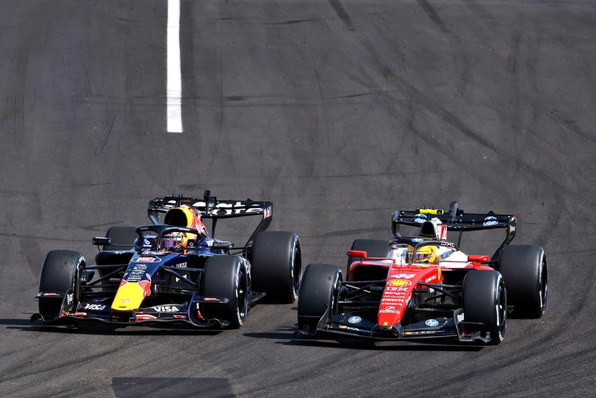 F1: Comentaristas da Sky Sports comentam penalização de Hamilton: "Severa" Max Verstappen (NLD) Red Bull Racing RB22 and Lewis Hamilton (GBR) Scuderia Ferrari SF-26 battle for position.