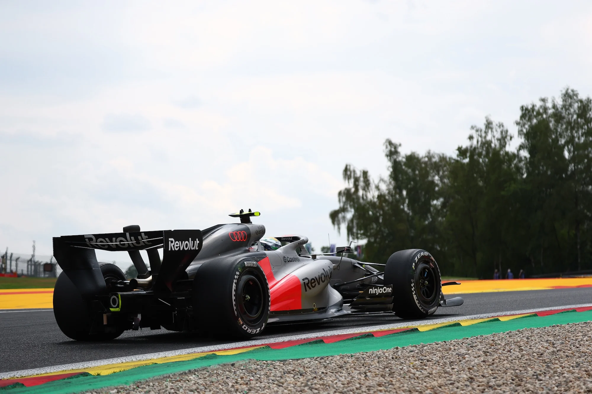F1 hoje: Antonelli lidera, Norris é punido e Gasly bate Gabriel Bortoleto (BRA) Audi F1 Team R26.