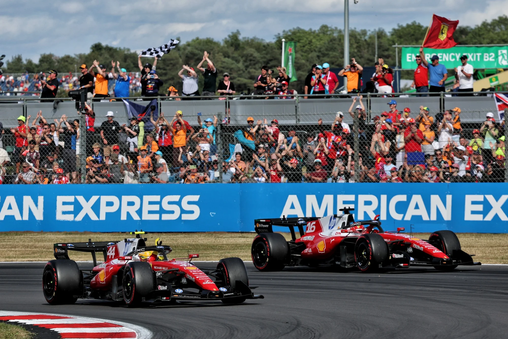 F1 hoje: McLaren fecha porta para Verstappen Race winner Charles Leclerc (MON) Scuderia Ferrari SF-26 and team mate Lewis Hamilton (GBR) Scuderia Ferrari SF-26 celebrate at the end of the race.