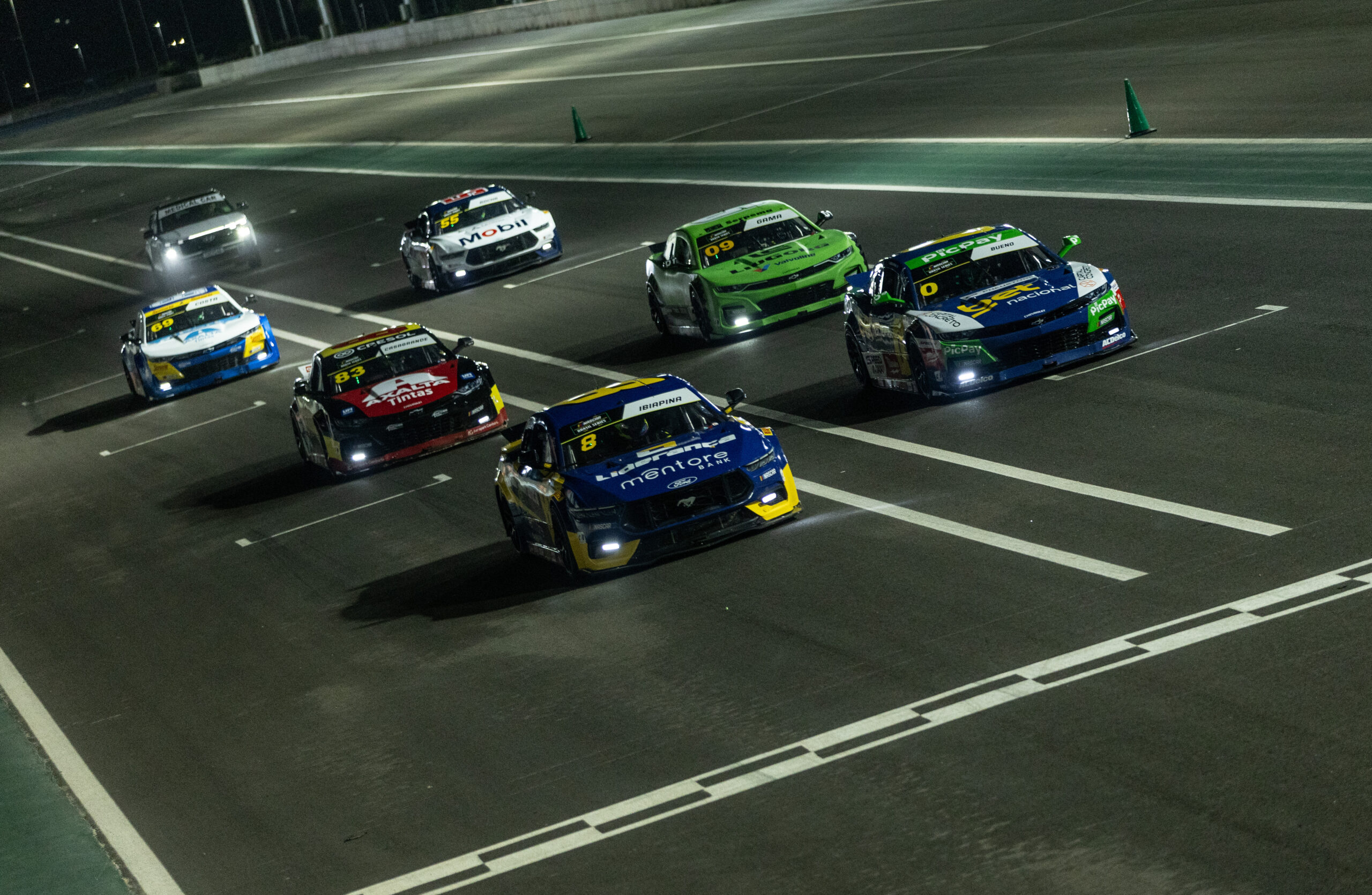 Arthur Gama vence batalha eletrizante na corrida noturna da NASCAR Brasil Arthur Gama vence batalha eletrizante na corrida noturna da NASCAR Brasil