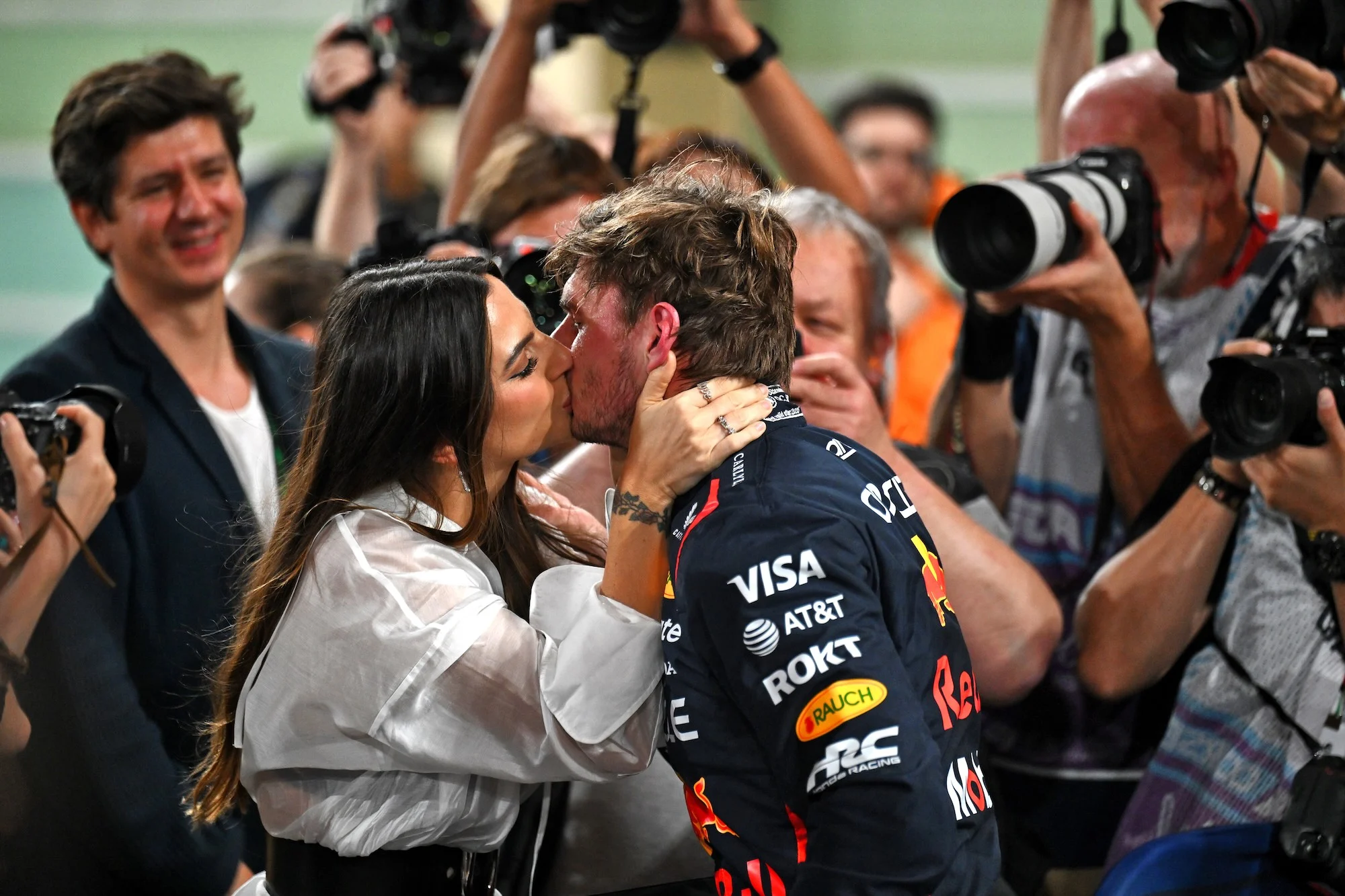 F1: Da Costa fala de relacionamento "fantástico" de amiga Kelly Piquet com Verstappen Max Verstappen (NLD) Red Bull Racing celebrates his pole position in qualifying parc ferme with his girlfriend Kelly Piquet (BRA).