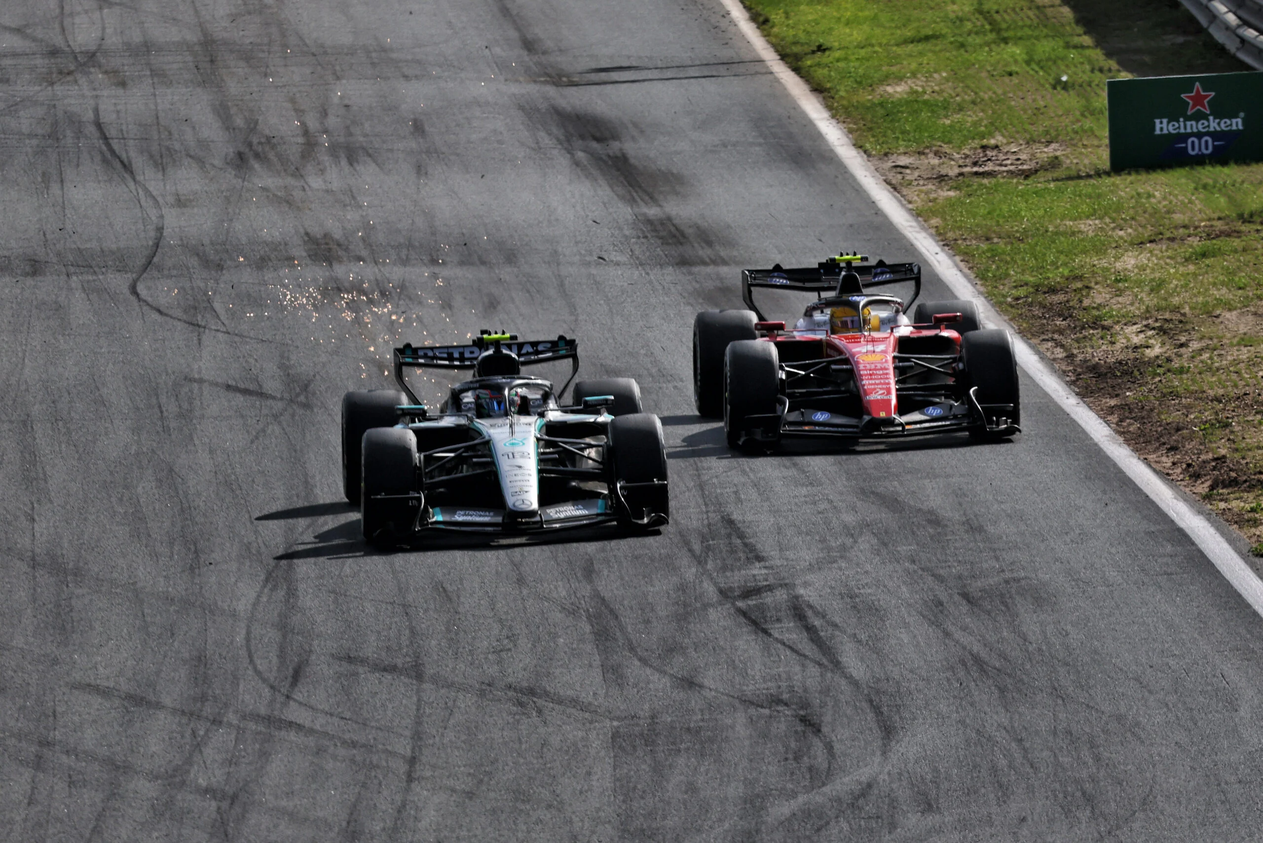 F1: Hamilton aponta que Ferrari tem "muito trabalho pela frente" para alcançar Mercedes Andrea Kimi Antonelli (ITA) Mercedes AMG Formula One Team W17 and Lewis Hamilton (GBR) Scuderia Ferrari SF-26 battle for position.