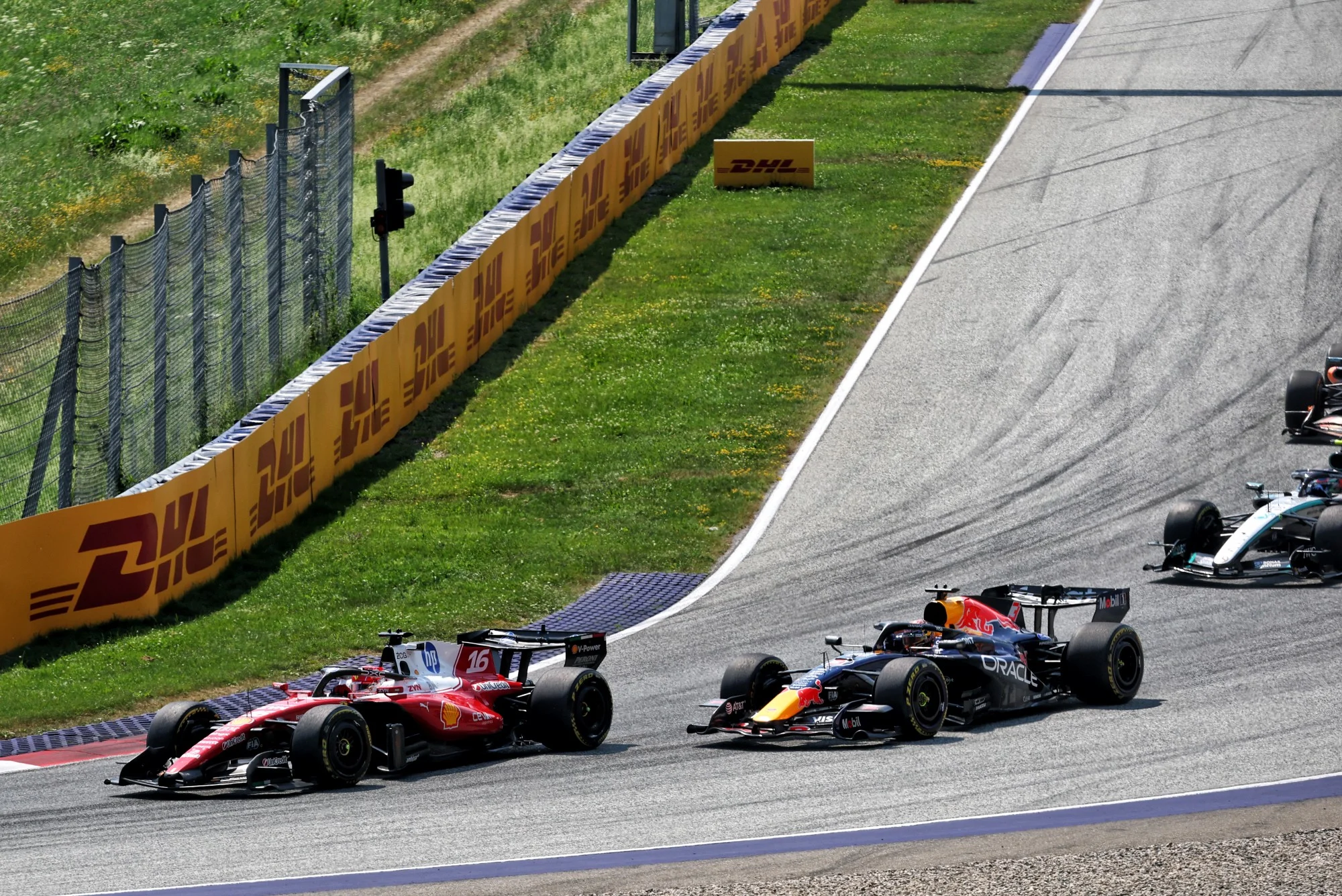 F1: Leclerc abre as portas para Verstappen na Ferrari: "Seria uma grande história" Charles Leclerc (MON) Scuderia Ferrari SF-26 and Max Verstappen (NLD) Red Bull Racing RB22 battle for position.
