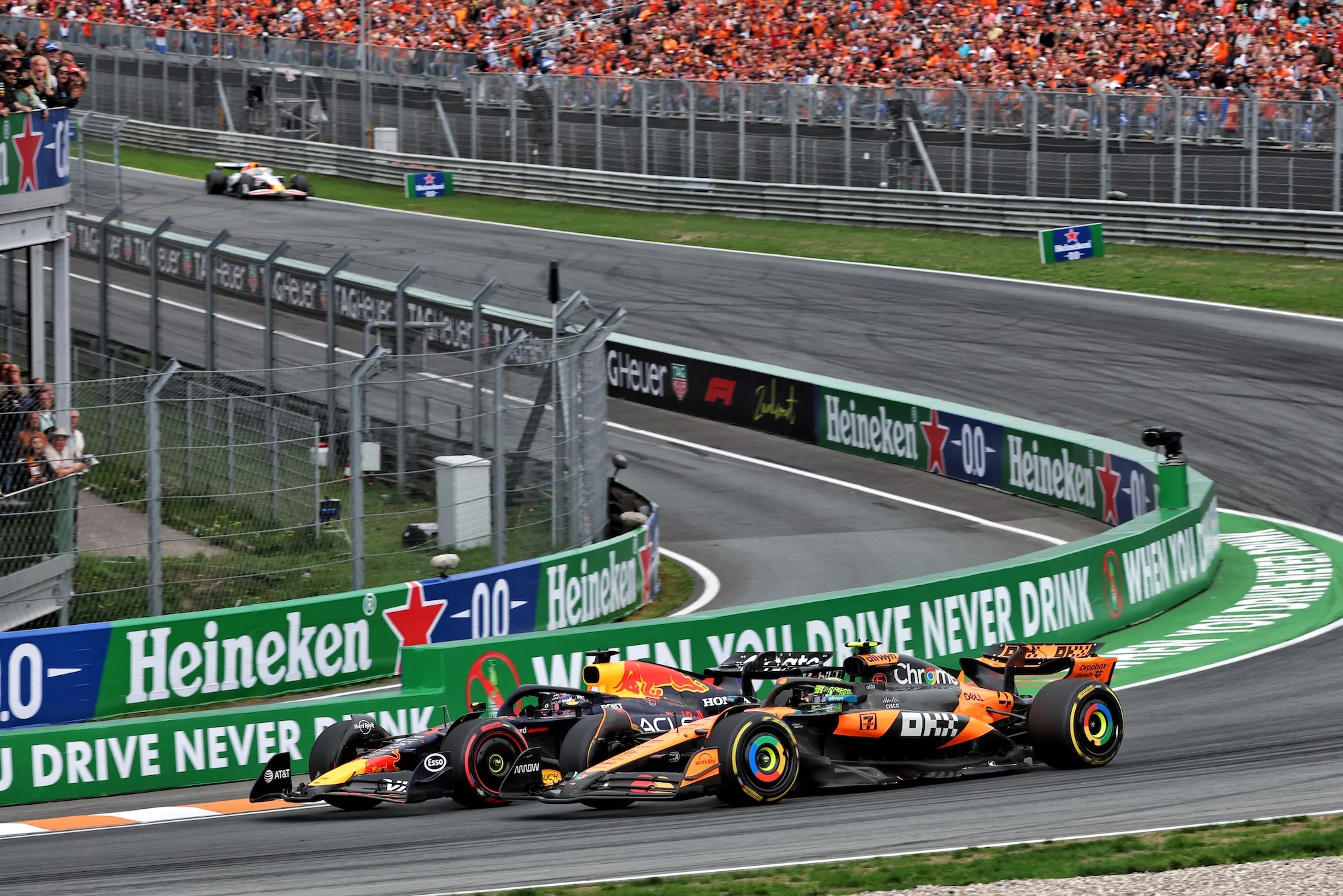 F1: Previsão indica alta chance de chuva para todo final de semana do GP da Holanda Max Verstappen (NLD) Red Bull Racing RB21 and Lando Norris (GBR) McLaren MCL39 battle for position.