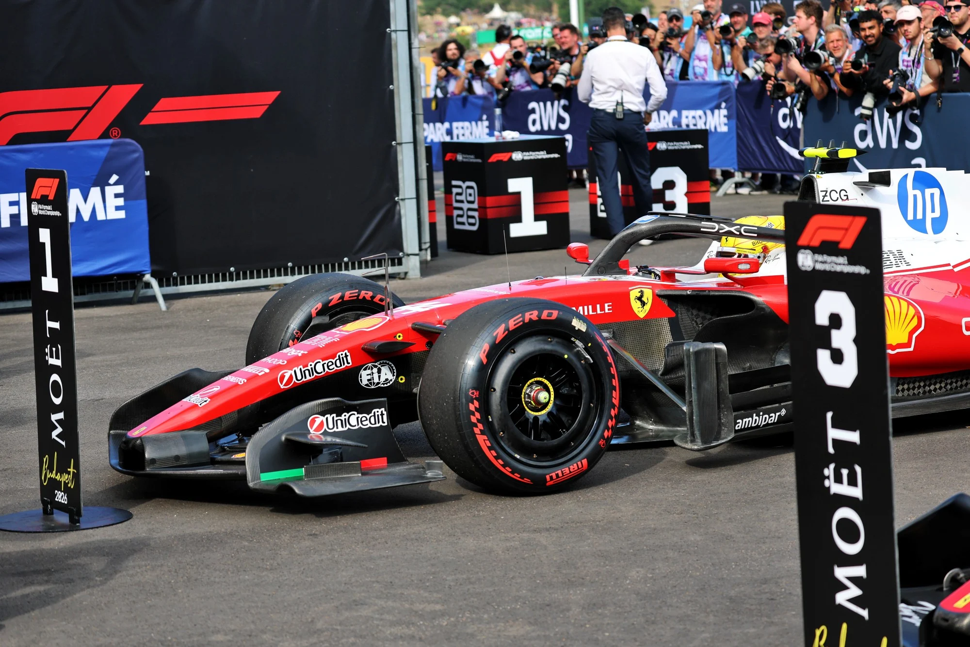 F1 hoje: Bortoleto faz balanço e Ferrari encara dilema Second placed Lewis Hamilton (GBR) Scuderia Ferrari SF-26 in qualifying parc ferme.