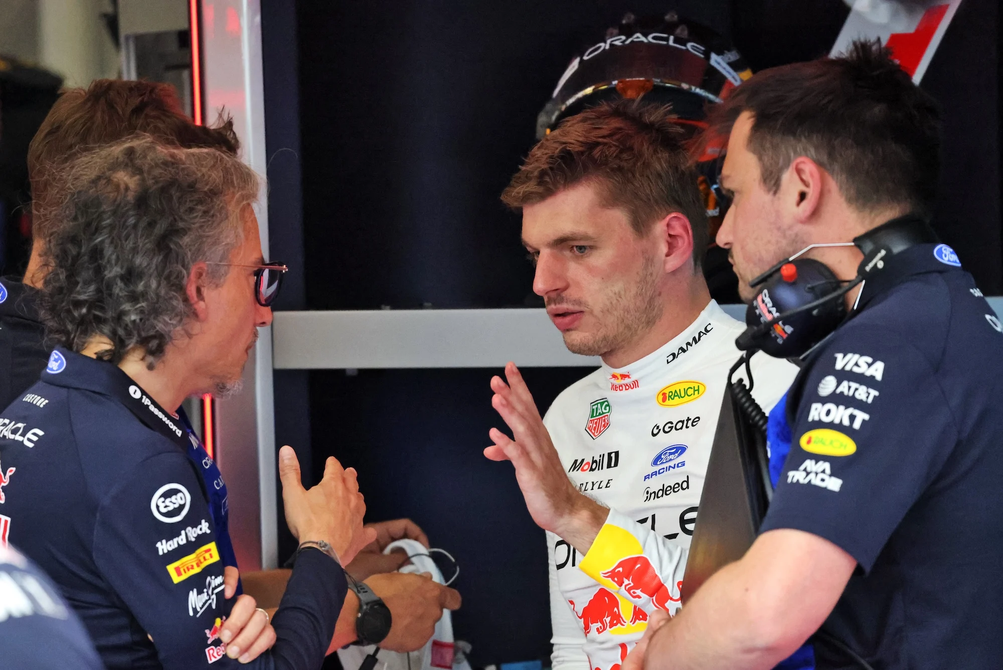F1: Verstappen lamenta que pilotos "não são permitidos a fazer diferença" em corridas (L to R): Laurent Mekies (FRA) Red Bull Racing Team Principal and CEO with Max Verstappen (NLD) Red Bull Racing.
