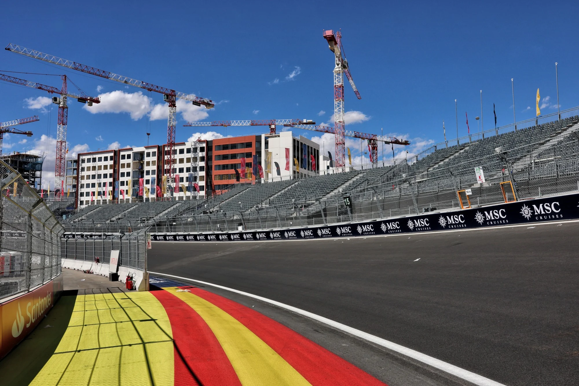F1 hoje: Antonelli vence, Bortoleto sofre e Madring vira alvo Circuit atmosphere - track detail.