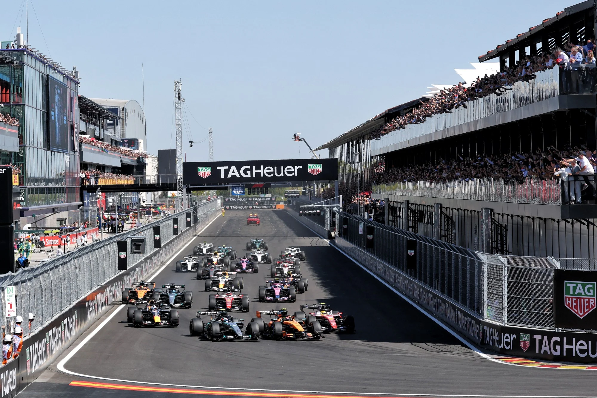 F1: Pilotos pedem mudanças no Madring após corrida “sonolenta” Lando Norris (GBR) McLaren F1 Team MCL40 leads Andrea Kimi Antonelli (ITA) Mercedes AMG Formula One Team W17 and Lewis Hamilton (GBR) Scuderia Ferrari SF-26 at the start of the race.