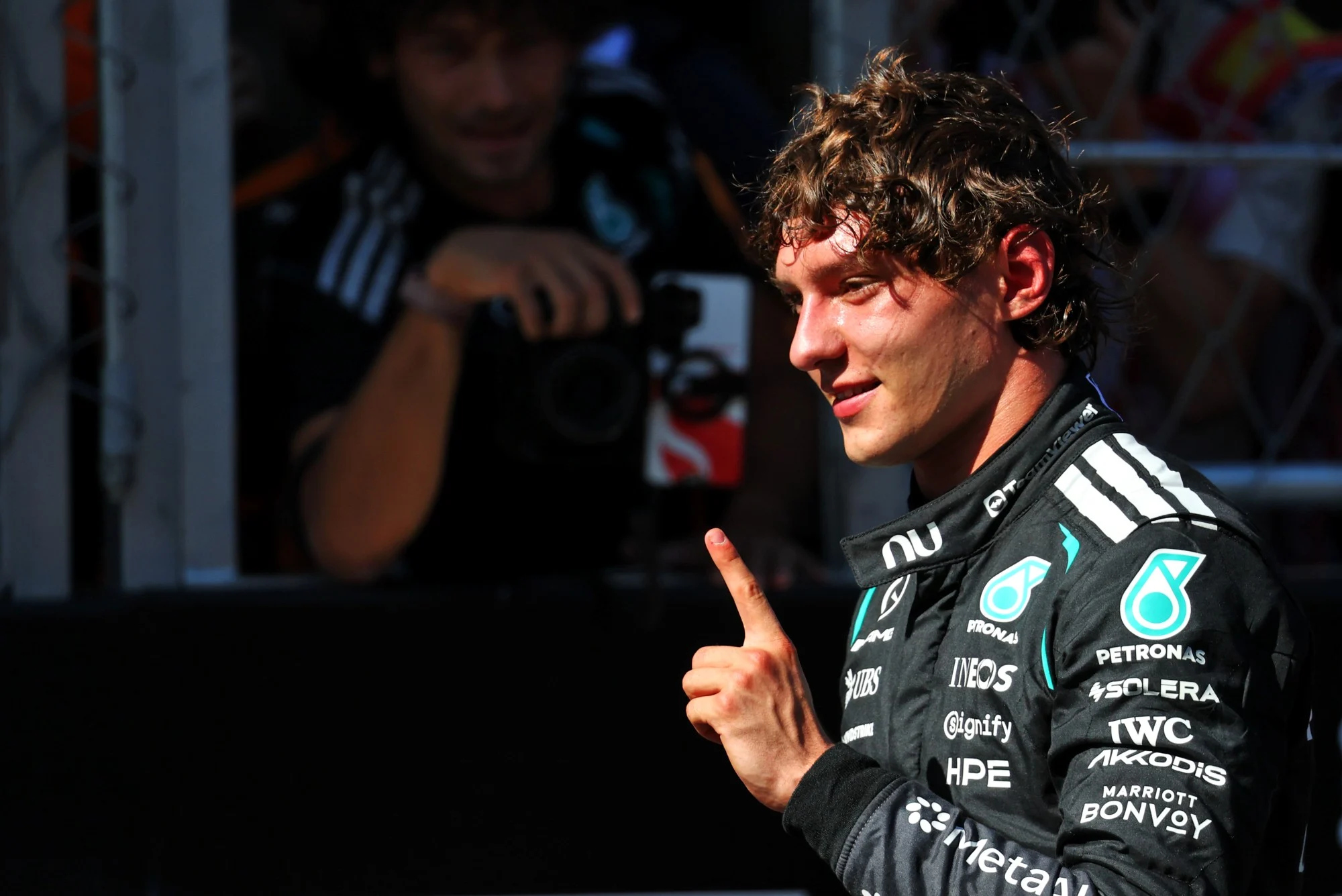 F1: Hamilton cita "trabalho fenomenal" da Mercedes e vê Antonelli 'imparável' em 2026 Race winner Andrea Kimi Antonelli (ITA) Mercedes AMG Formula One Team celebrates in parc ferme.