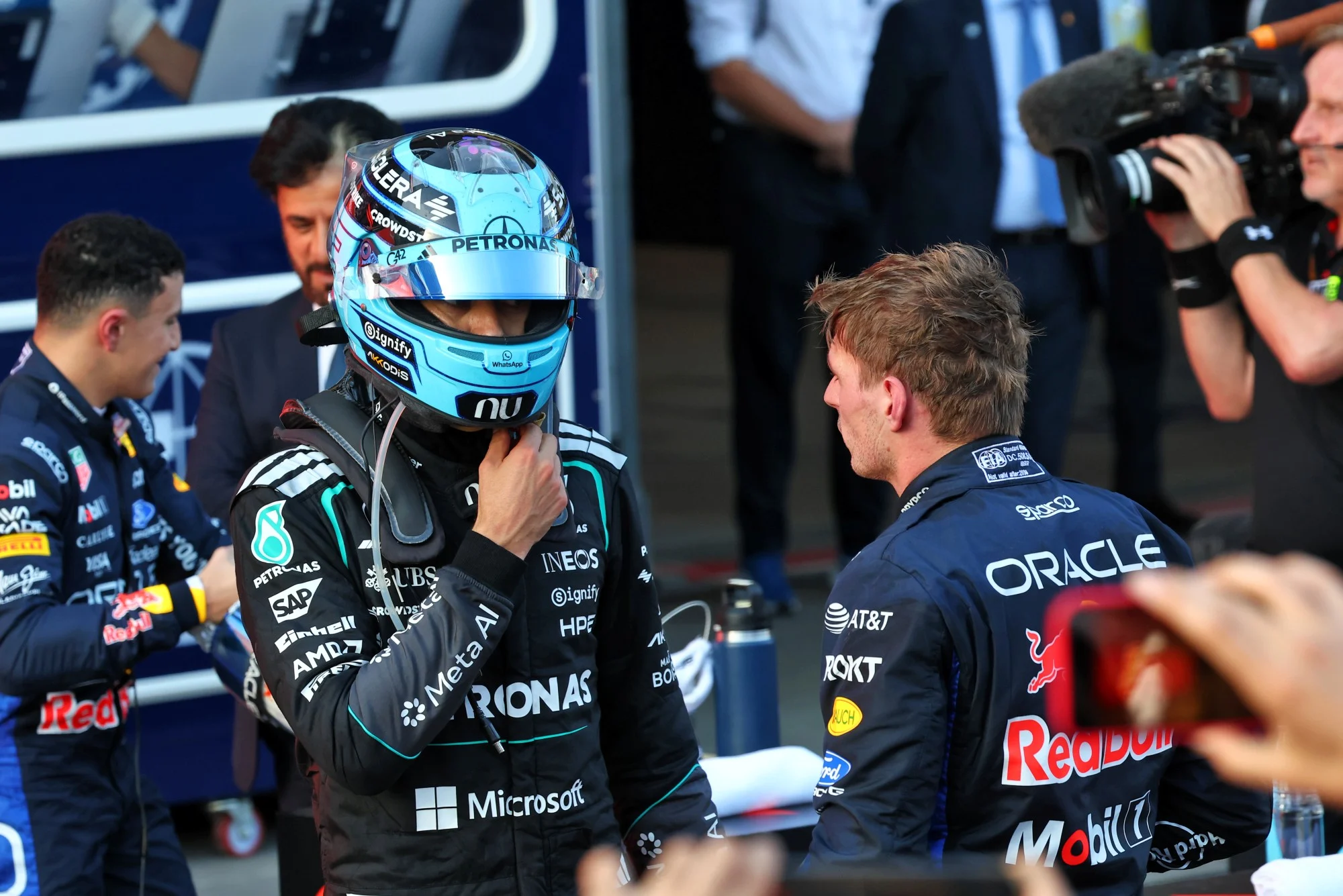 F1: Imprensa internacional exalta batalha entre Russell e Verstappen no Azerbaijão Race winner George Russell (GBR) Mercedes AMG Formula One Team in parc ferme with second placed Max Verstappen (NLD) Red Bull Racing.