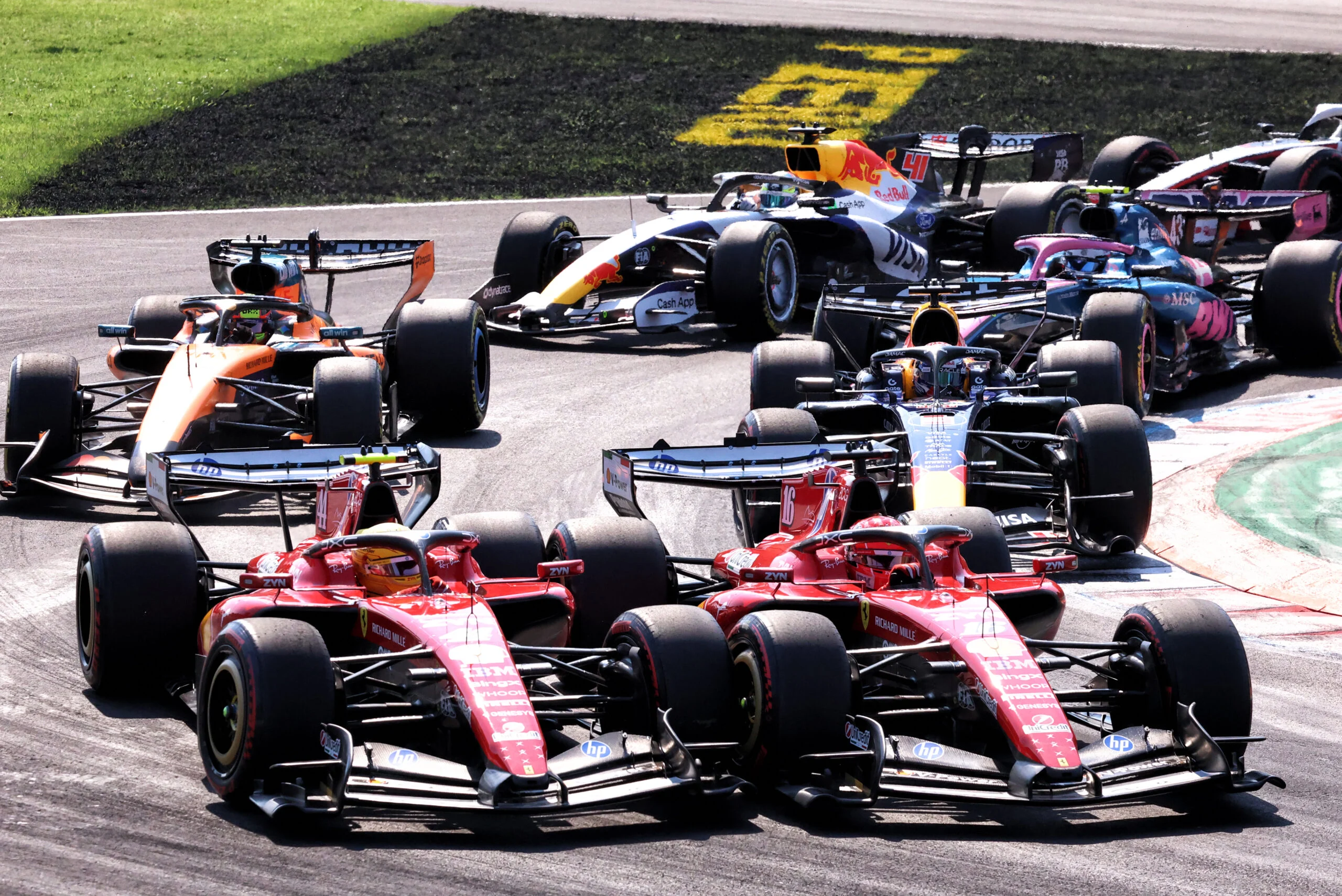 F1 hoje: Antonelli faz história e Ferrari vive crise após Monza Lewis Hamilton (GBR) Scuderia Ferrari SF-26 and Charles Leclerc (MON) Scuderia Ferrari SF-26 at the start of the race.