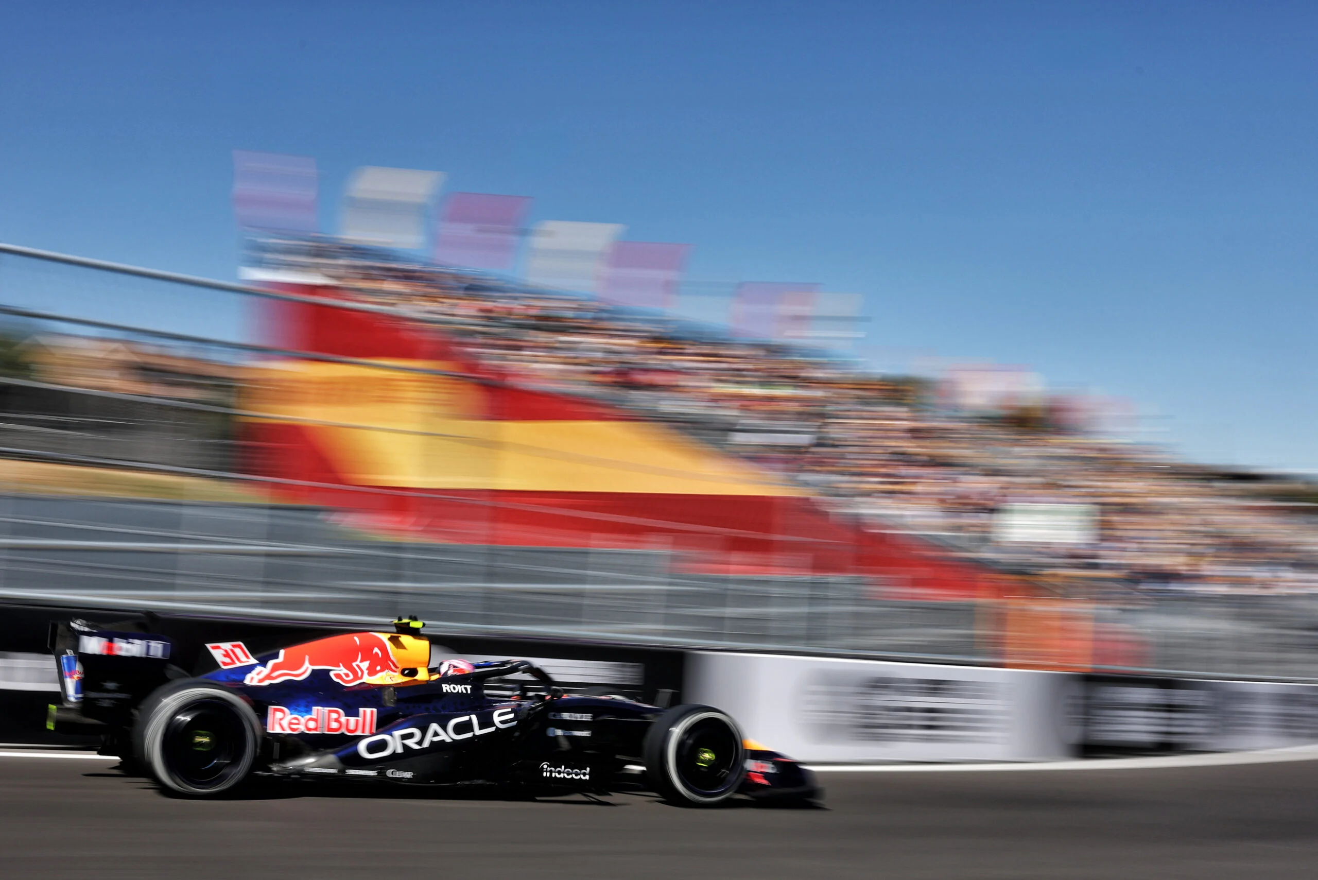 F1 hoje: Hamilton reage, Red Bull define 2027 e calendário preocupa Liam Lawson (NZL) Red Bull Racing RB22.