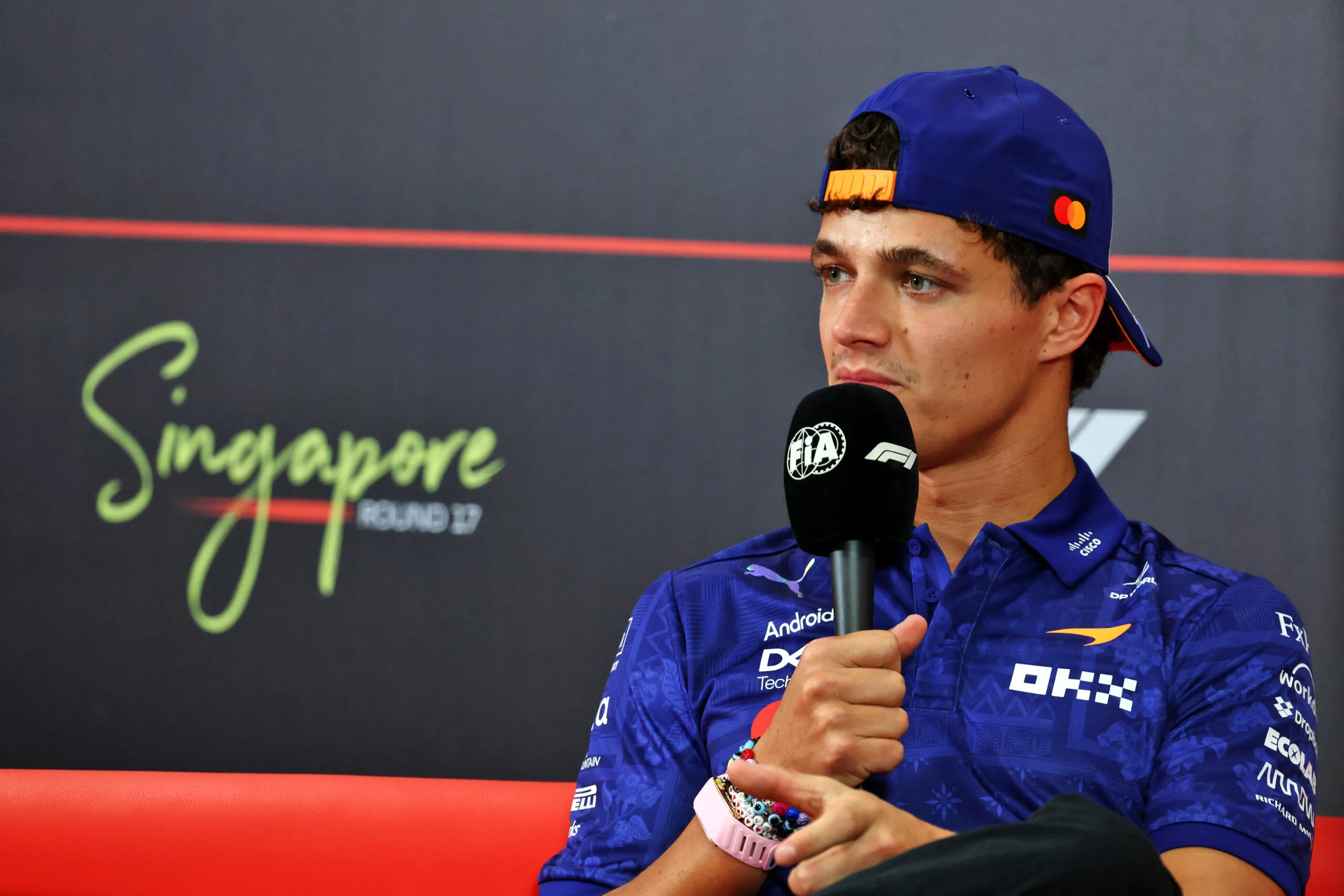 F1 hoje: Cadillac renova com Pérez, Antonelli mira título e mais Lando Norris (GBR) McLaren F1 Team in the FIA Press Conference.