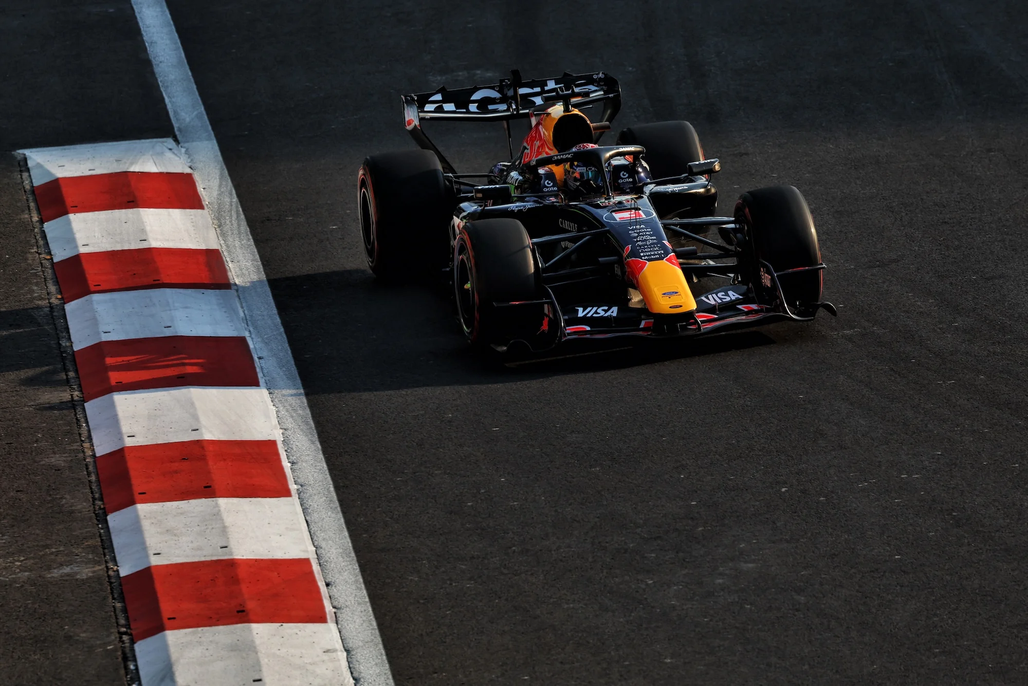 F1: Confira as imagens do primeiro dia de treinos do GP do México 2026 Max Verstappen (NLD) Red Bull Racing RB22.