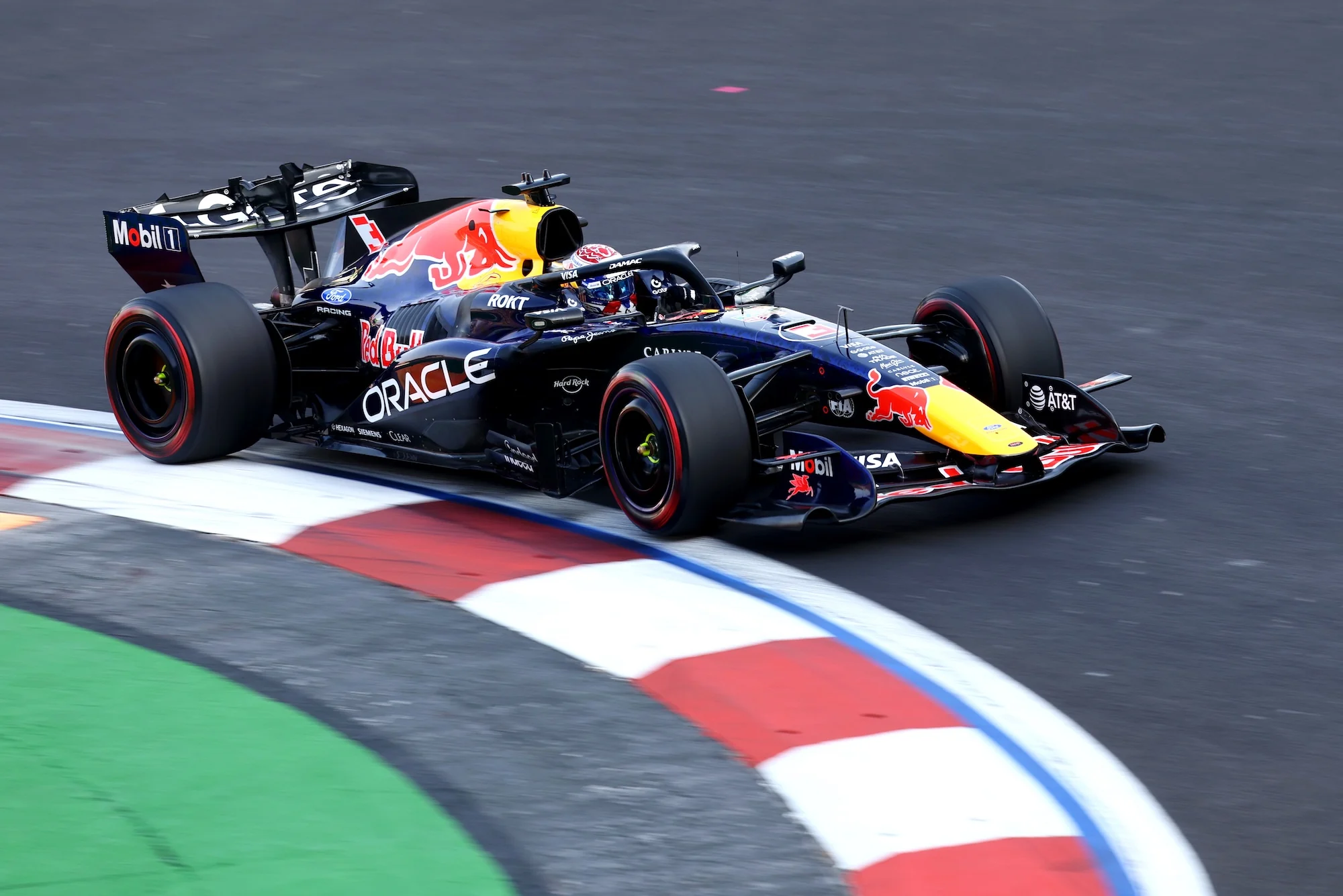 F1: Confira as imagens do primeiro dia de treinos do GP do México 2026 Max Verstappen (NLD) Red Bull Racing RB22.