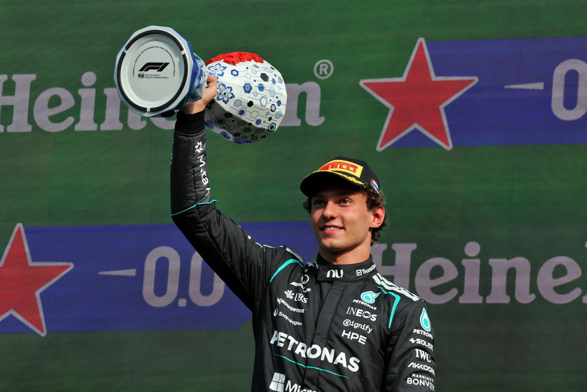 F1: Antonelli evita criar expectativas sobre título no GP dos Estados Unidos Andrea Kimi Antonelli (ITA) Mercedes AMG Formula One Team celebrates his second position on the podium.