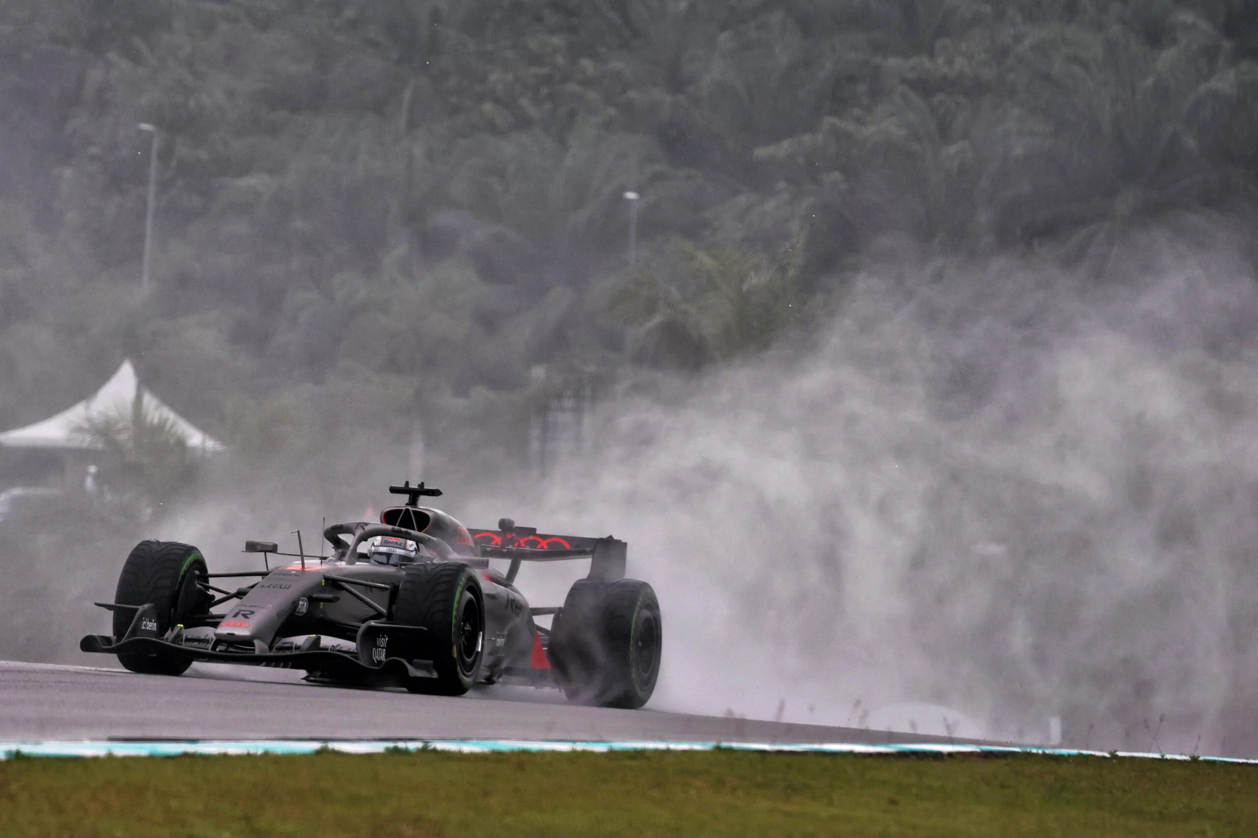 F1: Audi é multada em €30 mil por situação perigosa envolvendo Hülkenberg em Sepang Nico Hulkenberg (GER) Audi F1 Team R26.