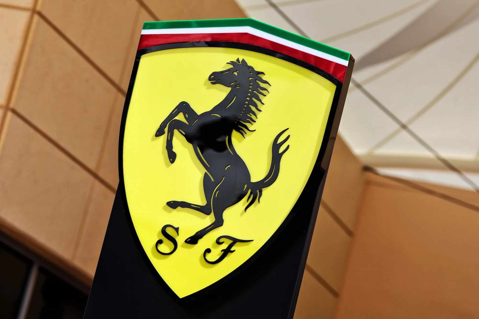F1: Ferrari defende Vasseur, mas mantém silêncio sobre 2027 Ferrari logo.