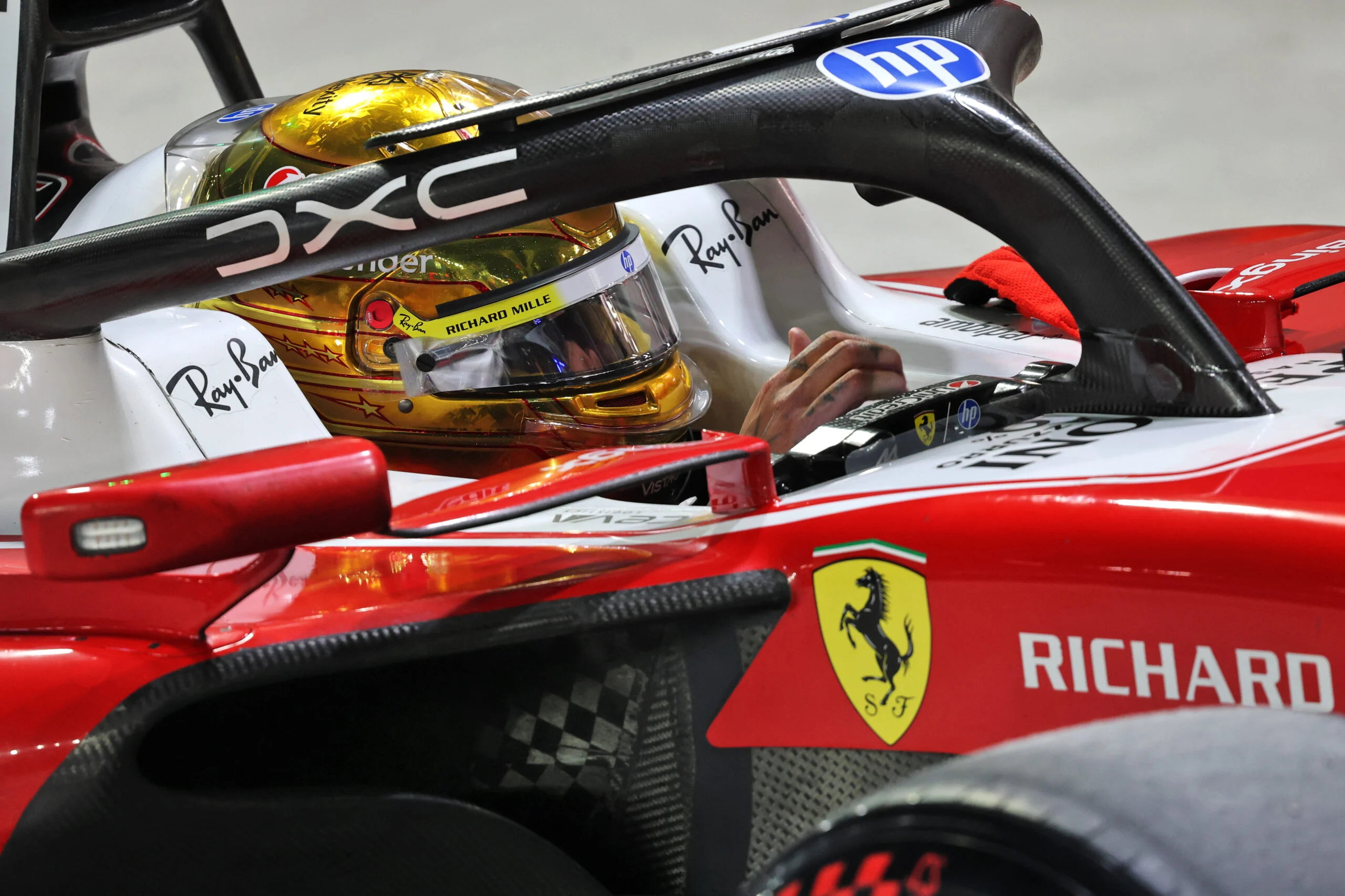 F1: Hamilton se recupera após mal-estar depois do GP de Singapura Lewis Hamilton (GBR) Scuderia Ferrari SF-26 in qualifying parc ferme.