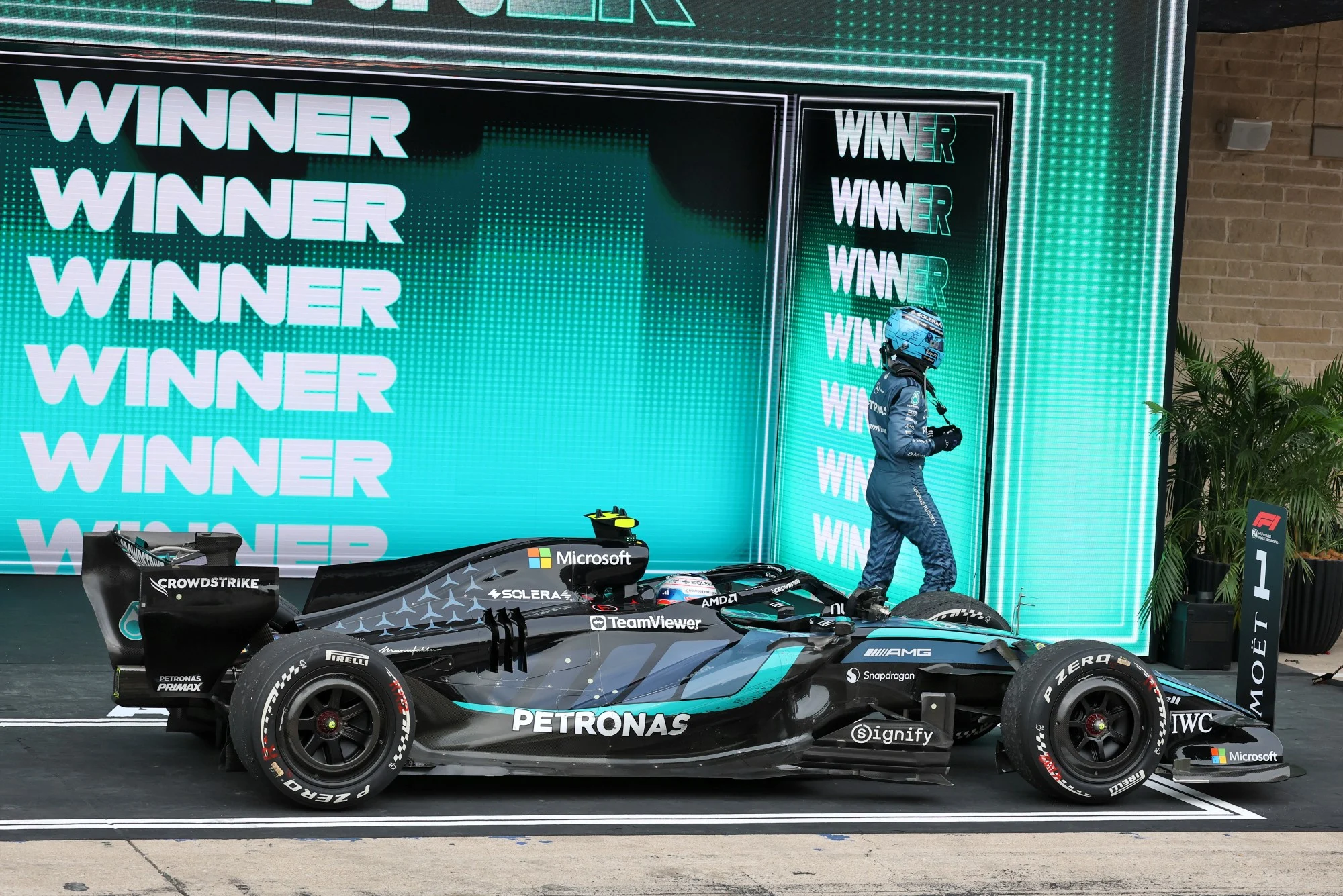 F1: Russell minimiza briga por segundo lugar: "Se não for o primeiro, não é praticamente nada" Race winner Andrea Kimi Antonelli (ITA) Mercedes AMG Formula One Team W17 in parc ferme with eighth placed George Russell (GBR) Mercedes AMG Formula One Team.