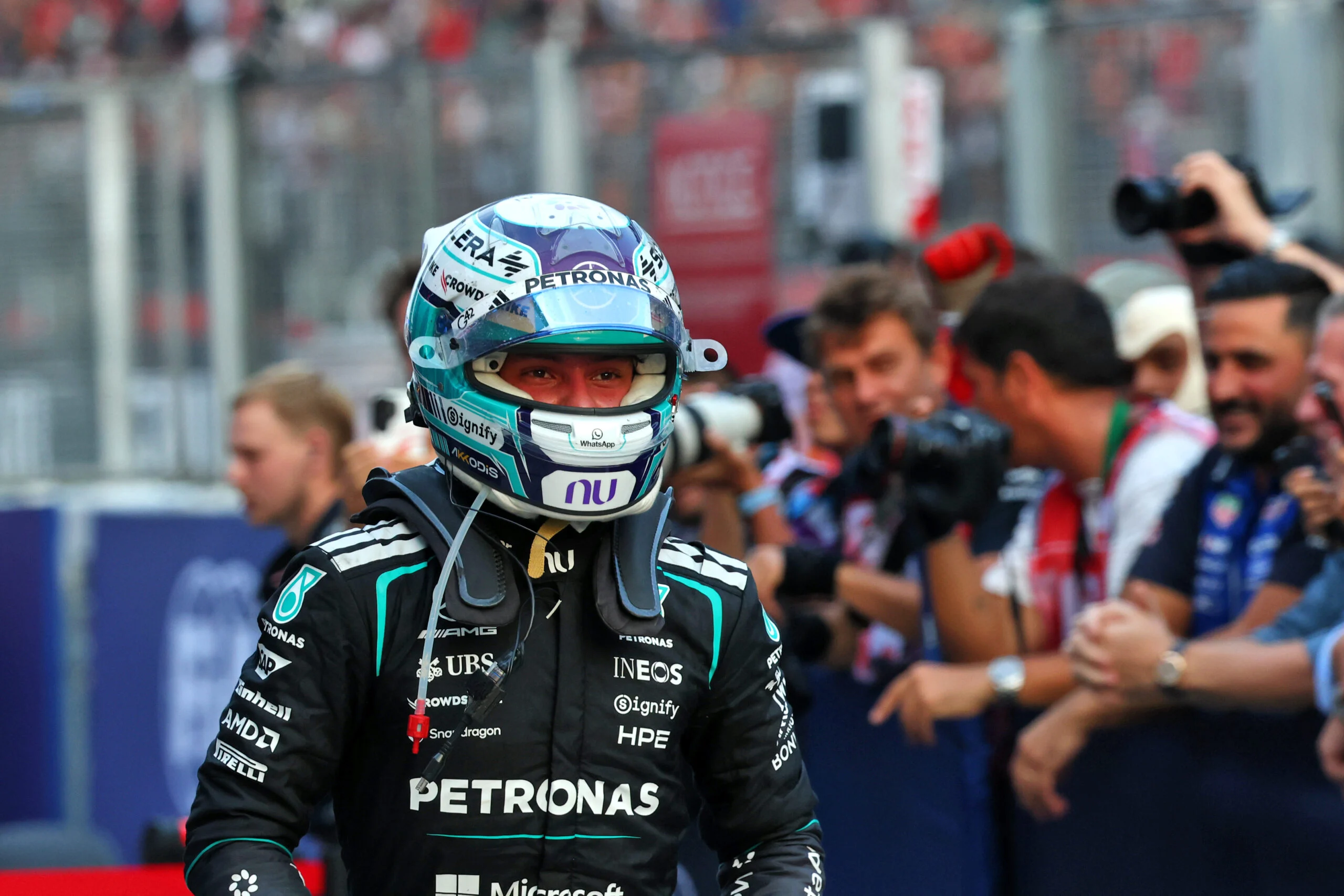 F1: Russell vê título distante após abandono e critica caos em Sepang Andrea Kimi Antonelli (ITA) Mercedes AMG Formula One Team celebrates his second position in parc ferme.