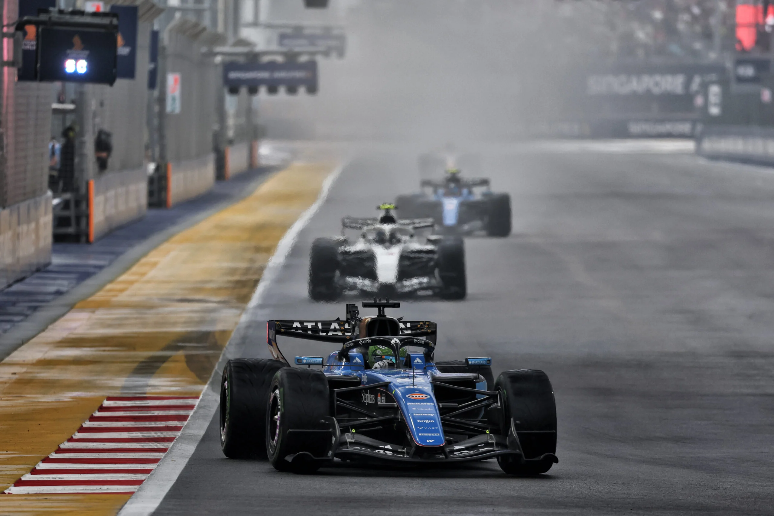 F1: Comissários decidem não penalizar nenhum dos três pilotos envolvidos em acidente na Sprint Alexander Albon (THA) Williams F1 Team FW48.