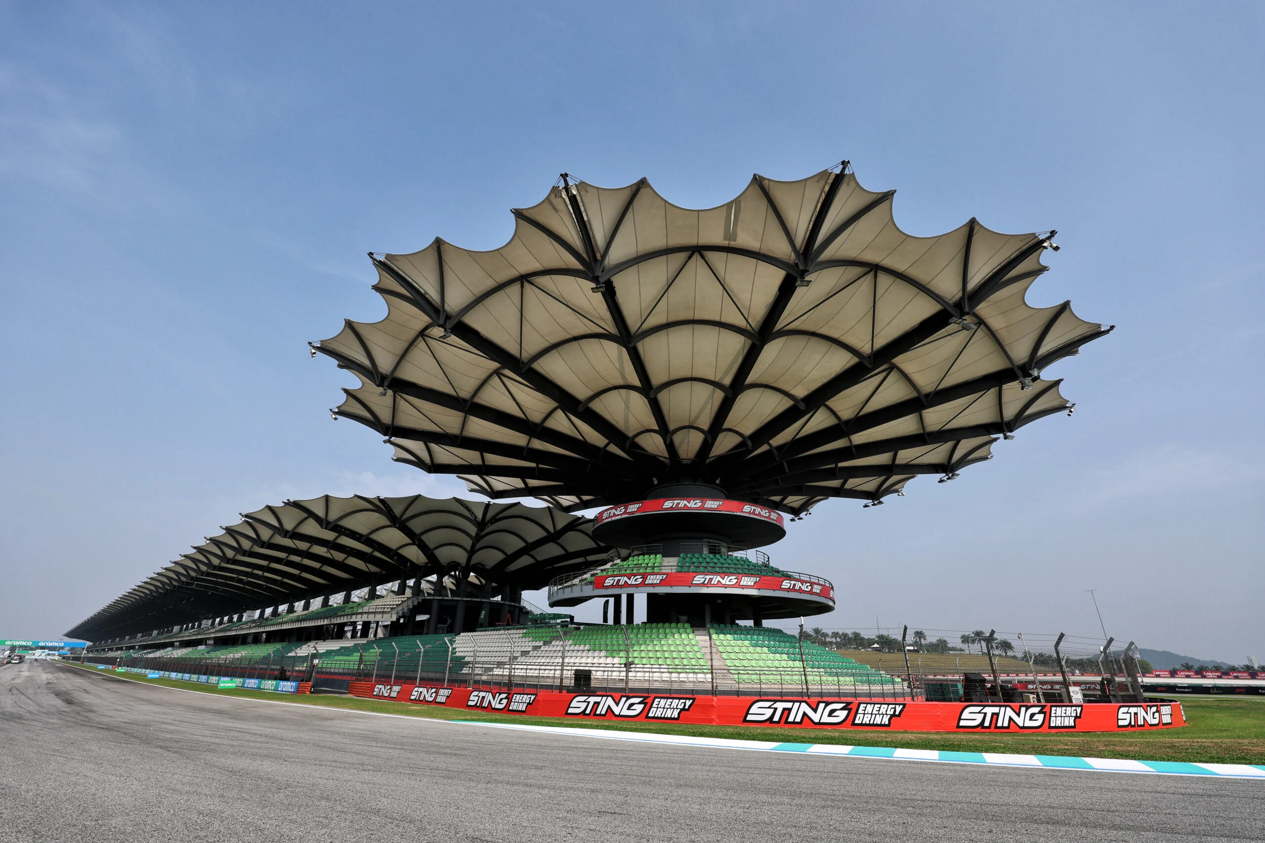 F1 hoje: Antonelli mira título e Sepang pode voltar ao calendário Circuit atmosphere - track detail.
