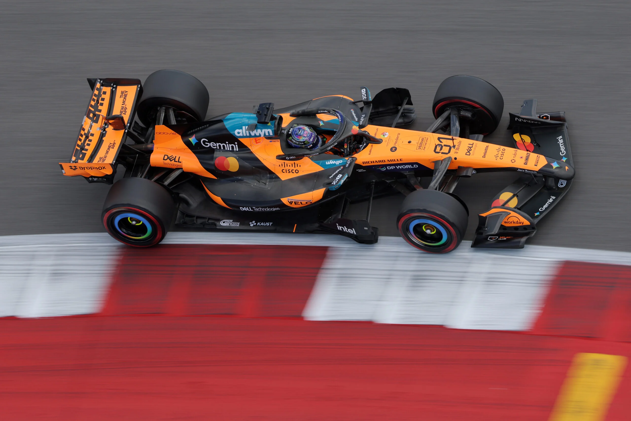 F1 today: Antonelli close to the title, Red Bull on alert and more Oscar Piastri (AUS) McLaren F1 Team MCL40.