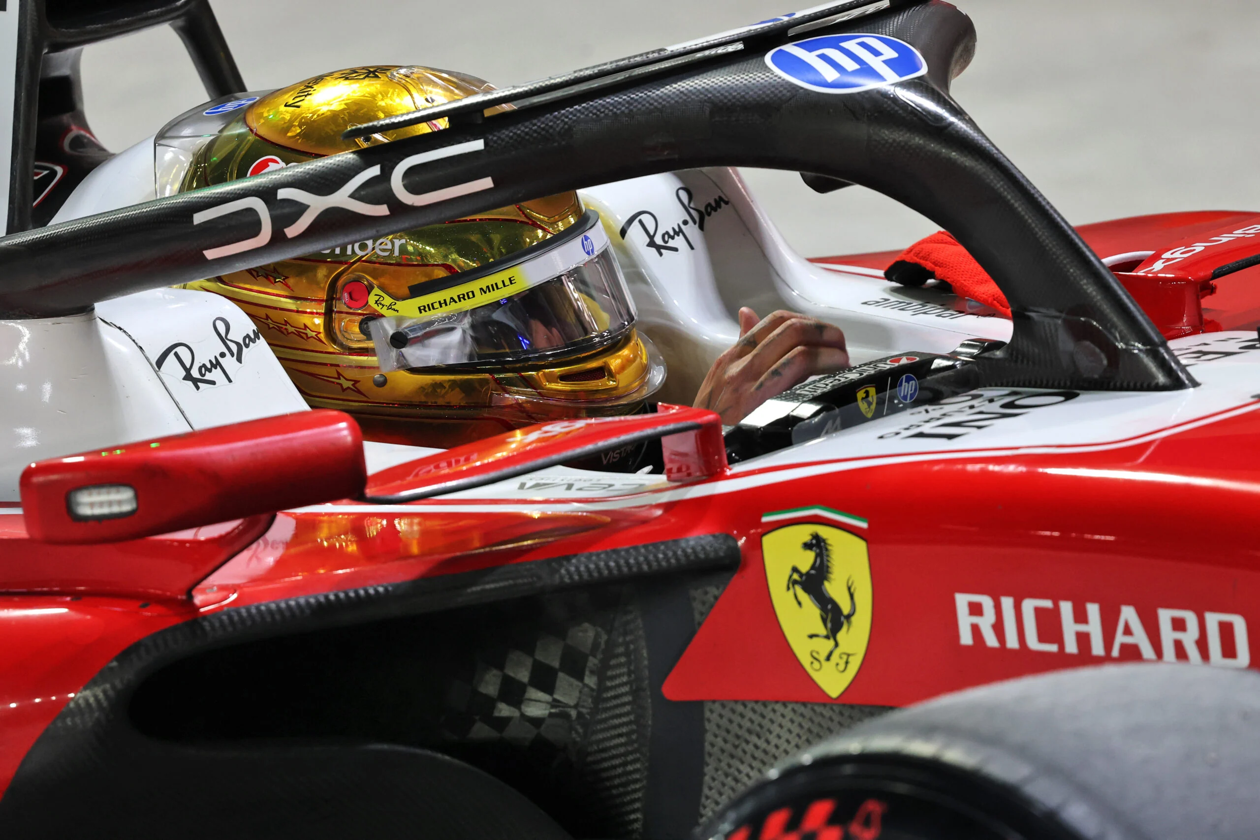 F1 hoje: Cadillac renova com Pérez, Antonelli mira título e mais Lewis Hamilton (GBR) Scuderia Ferrari SF-26 in qualifying parc ferme.