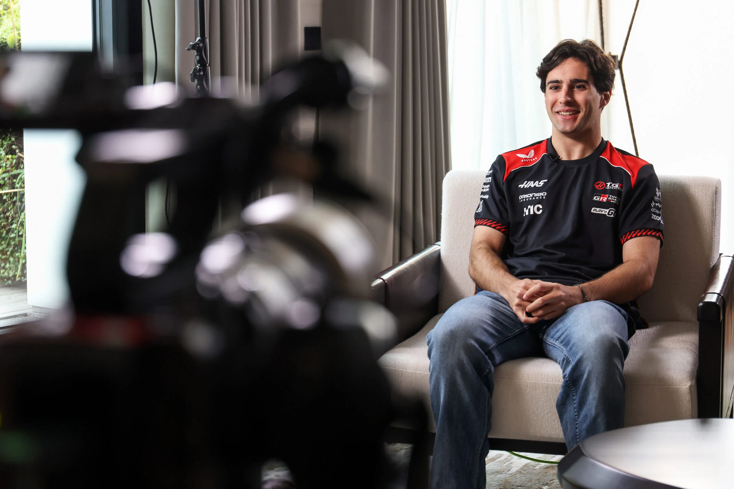 F1 hoje: Câmara na Haas agita dia e Verstappen revela crise LONDON, ENGLAND - OCTOBER 15: Rafael Camara of Brazil and Haas F1 is interviewed at Mandarin Oriental Mayfair on October 15, 2026 in London, England. (Photo by Charlie Crowhurst/Getty Images)