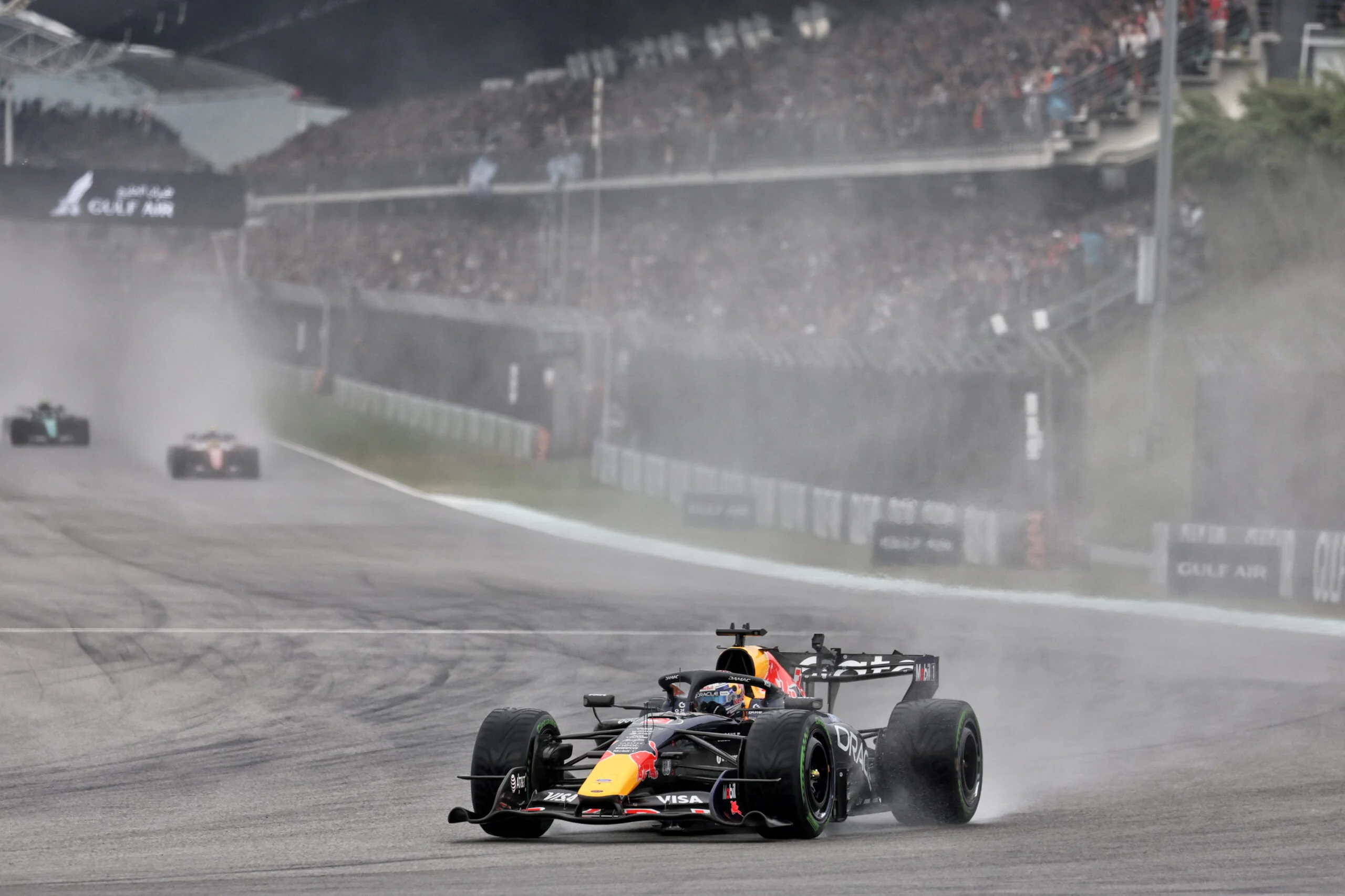 F1 hoje: Russell larga do fundo e Hamilton mira vice em Singapura Max Verstappen (NLD) Red Bull Racing RB22.