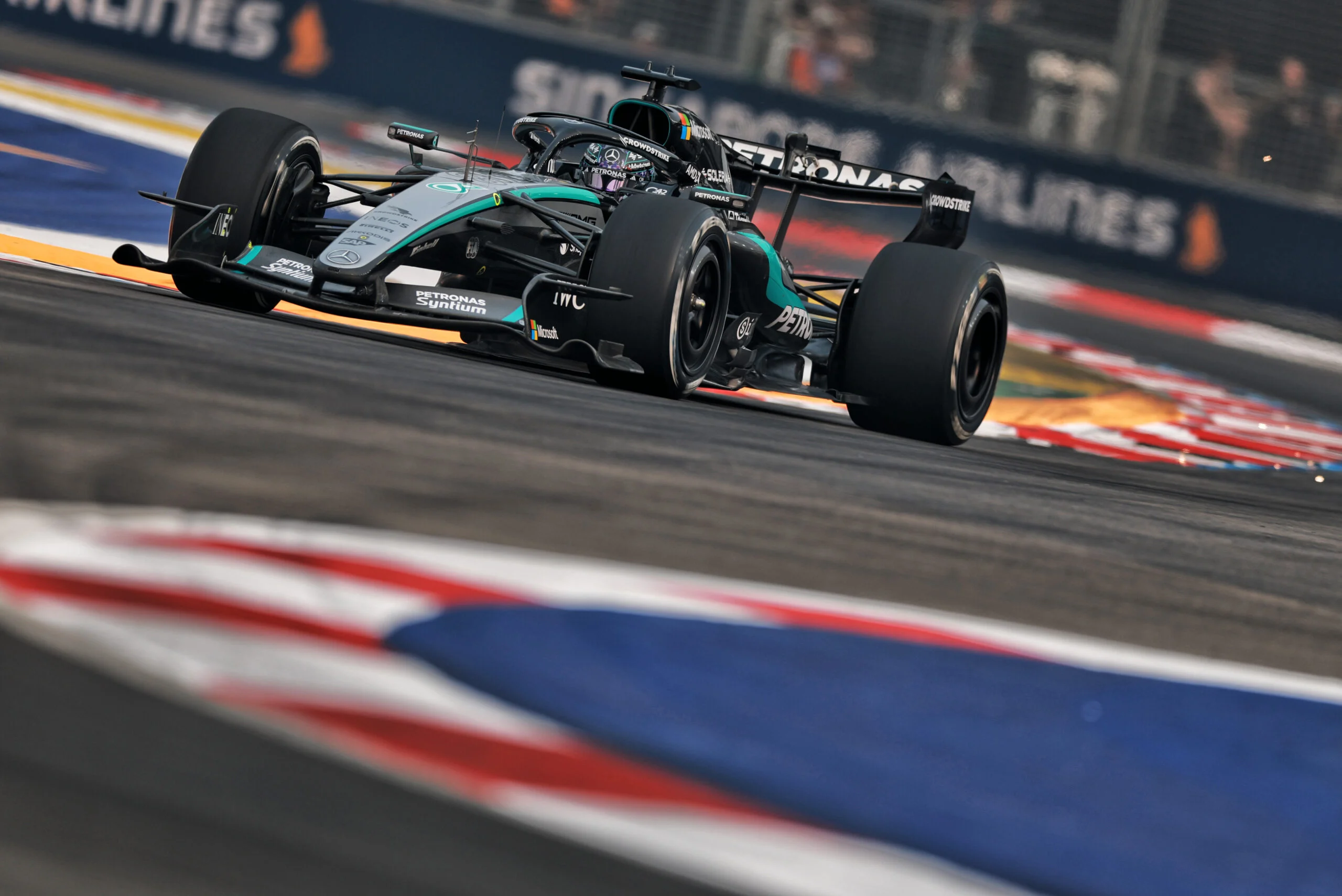 F1 today: Verstappen aims for title and Mercedes brings a new feature to Austin George Russell (GBR) Mercedes AMG Formula One Team W17.