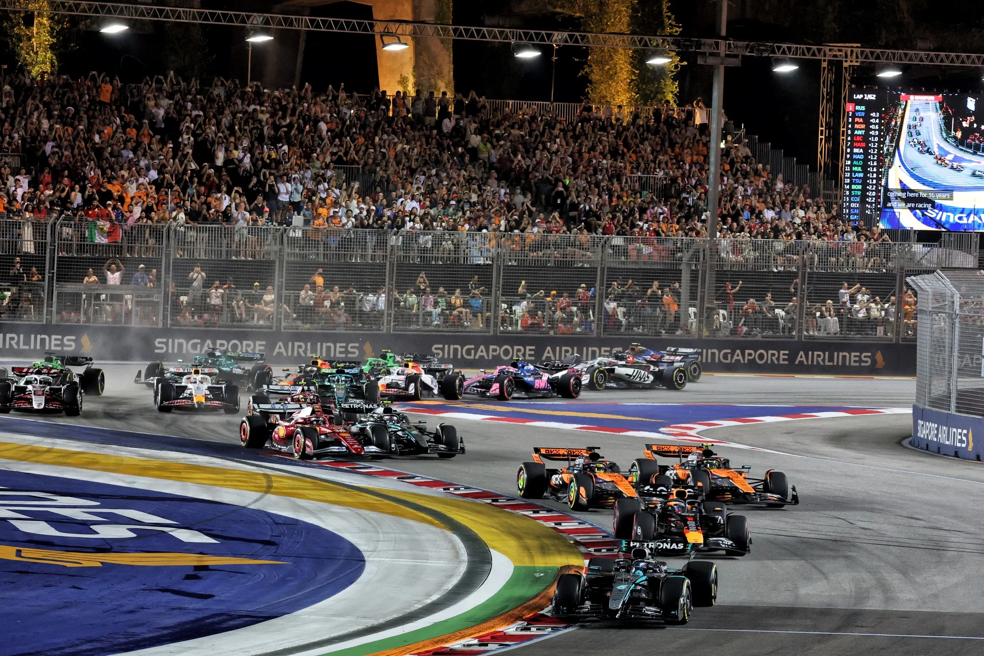 F1 hoje: Verstappen mira WEC e Singapura ganha alerta de chuva George Russell (GBR) Mercedes AMG F1 W16 leads at the start of the race.