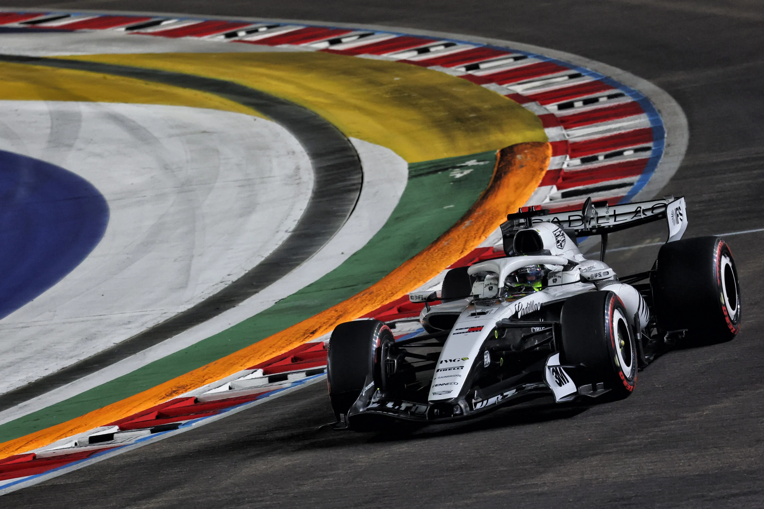 F1 hoje: Verstappen fora do título, Cadillac agita mercado e mais Sergio Perez (MEX) Cadillac Formula 1 Team MAC-26.