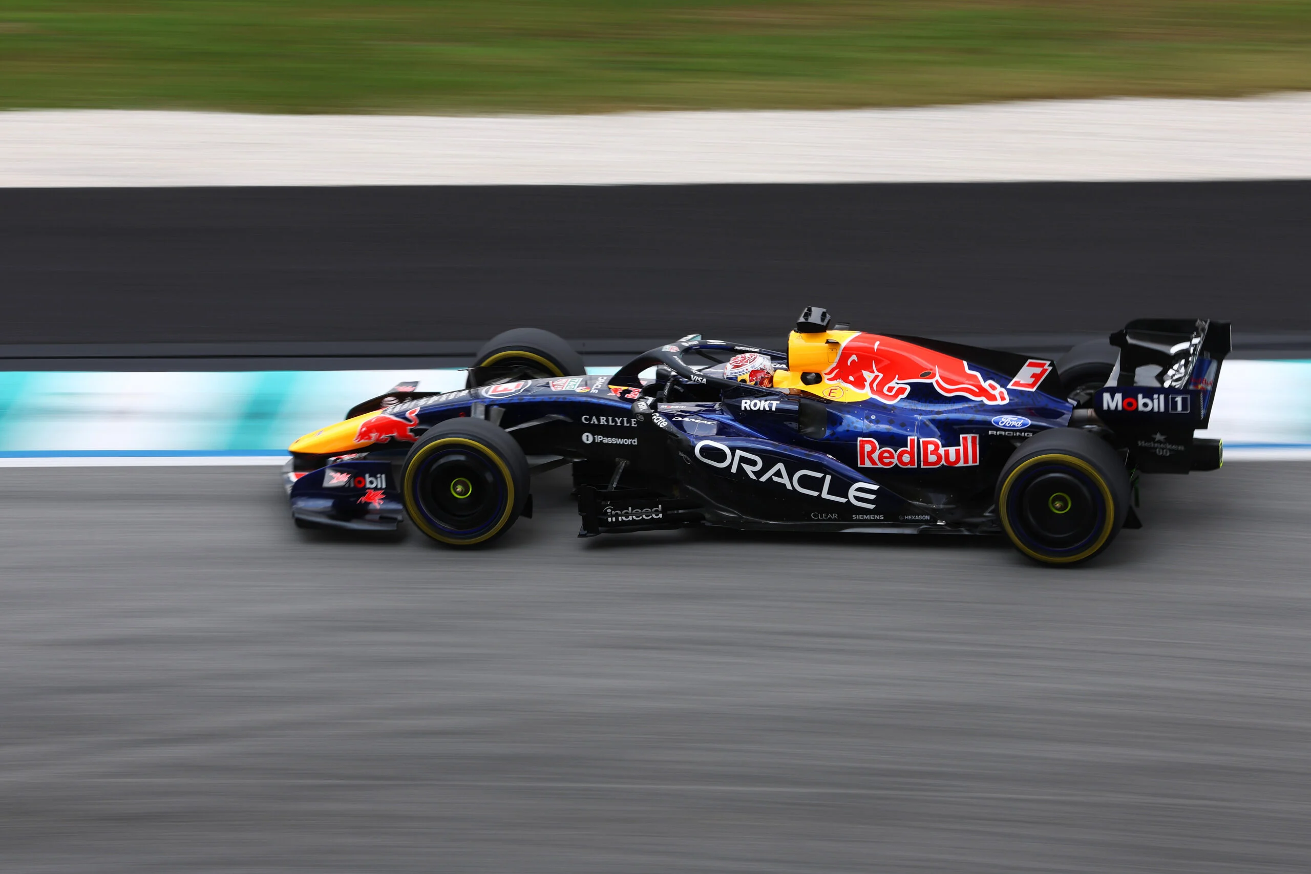F1: Verstappen volta a criticar motores e dá solução para definir tempos de volta F1: Verstappen volta a criticar motores e dá solução para definir tempos de volta