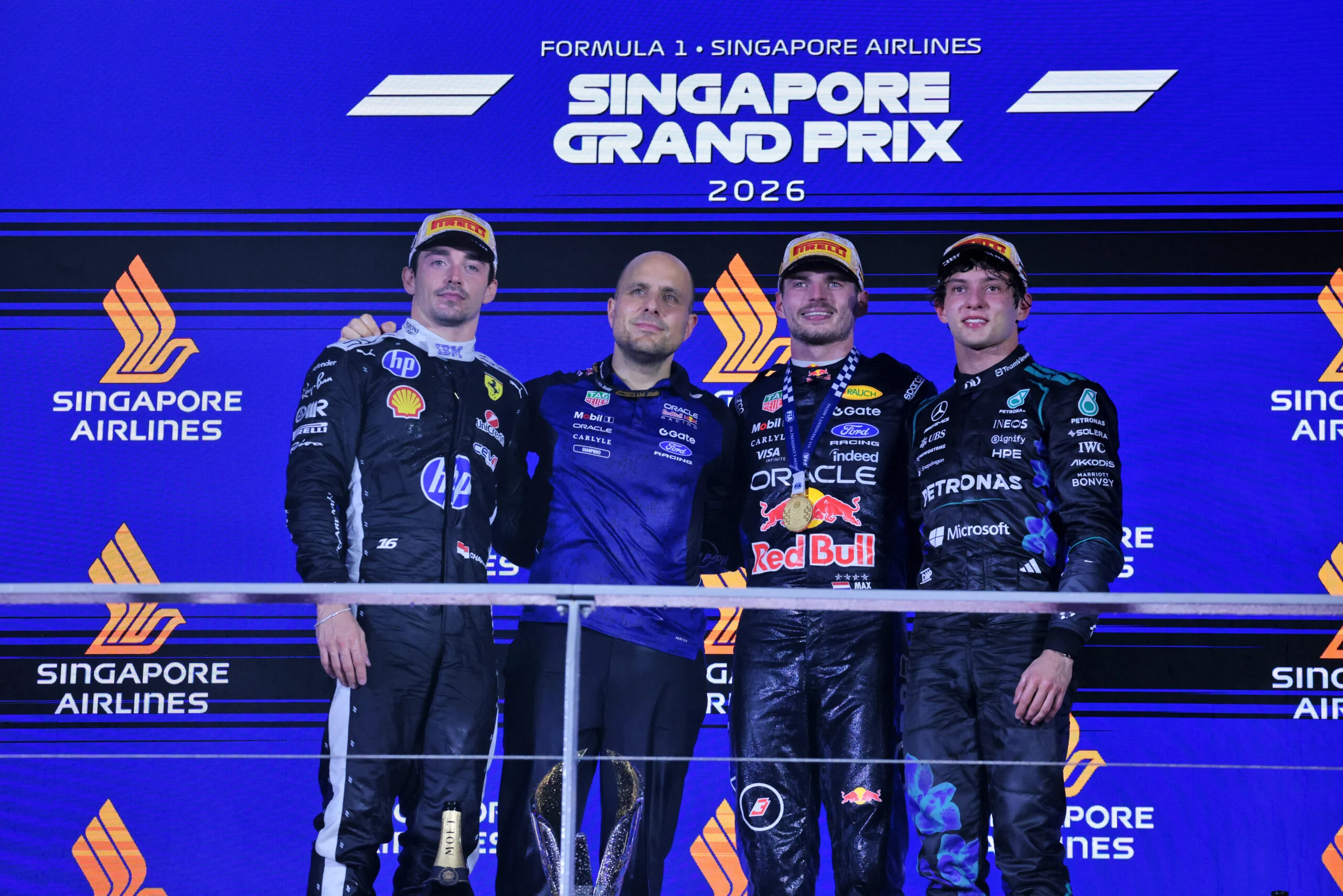 F1: Verstappen diz que vitória em Singapura "pode ter sido a última" com Lambiase The podium (L to R): Charles Leclerc (MON) Scuderia Ferrari, second; Gianpiero Lambiase (ITA) Red Bull Racing Head of Race Engineering; Max Verstappen (NLD) Red Bull Racing, race winner; Andrea Kimi Antonelli (ITA) Mercedes AMG Formula One Team, third.